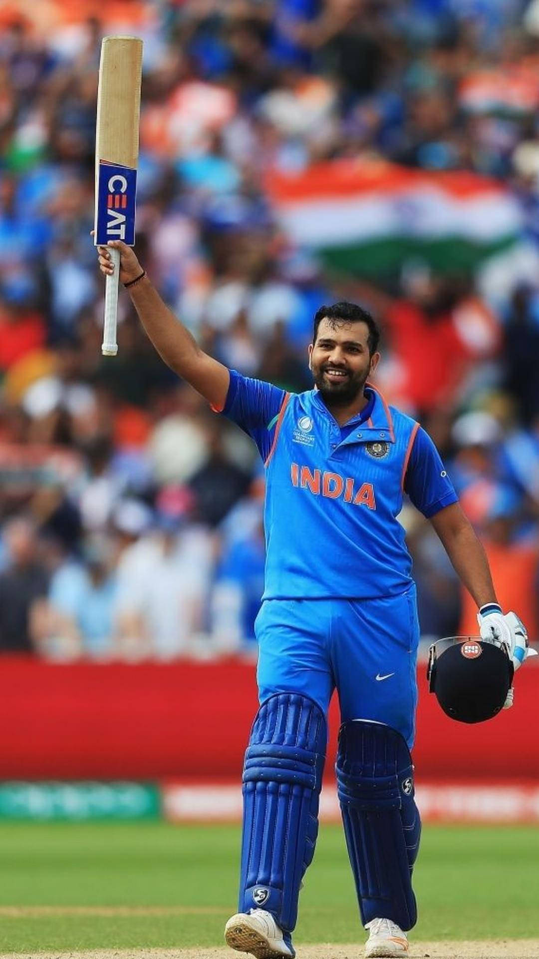 Rohit Sharma 桌布 壁紙 — 印度板球選手高舉球棒，在揮舞國旗的歡呼人群中慶祝。