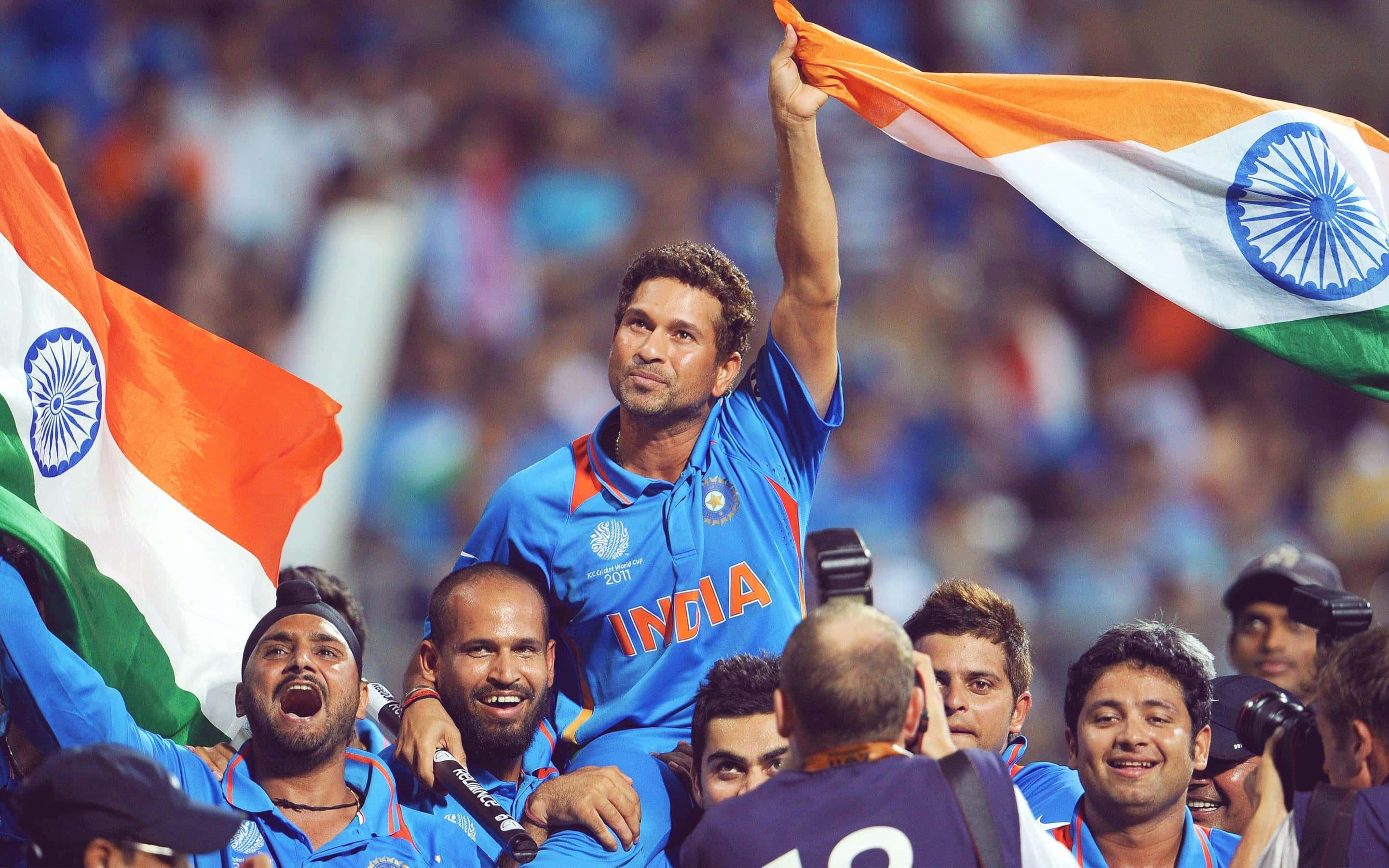 Sachin Tendulkar 桌布 壁紙 — 印度板球隊隊長與隊友在體育場人群中手持國旗慶祝勝利。