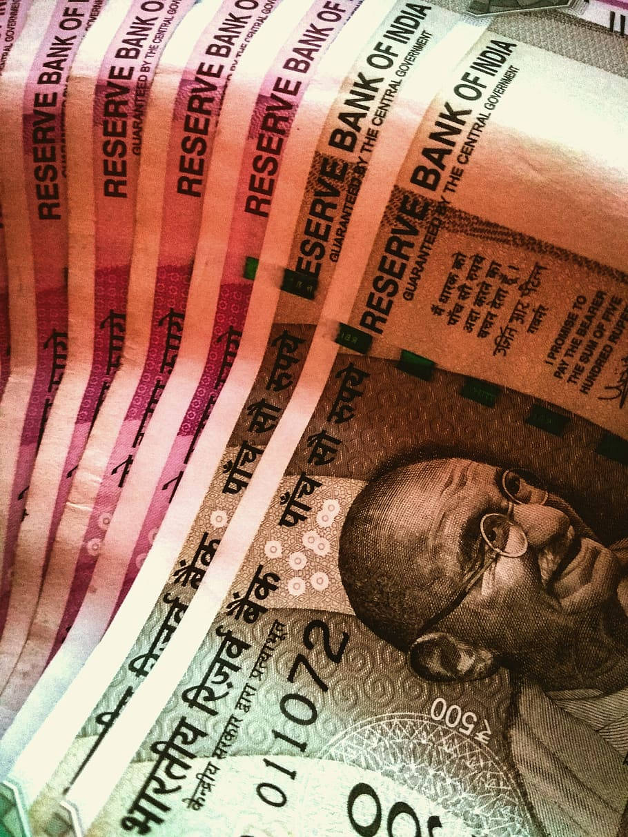 Indian 桌布 壁紙 — 印度盧比紙鈔特寫，呈扇形展開，顯示聖雄甘地肖像及印度儲備銀行文字。