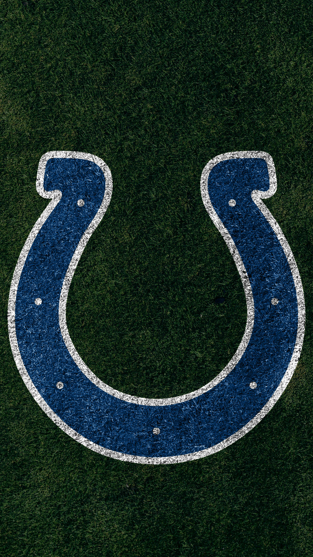 NFL 桌布 壁紙 — 印第安納波利斯小馬隊馬蹄鐵標誌的特寫，以藍色和白色繪製在帶有紋理的綠色足球場上。
