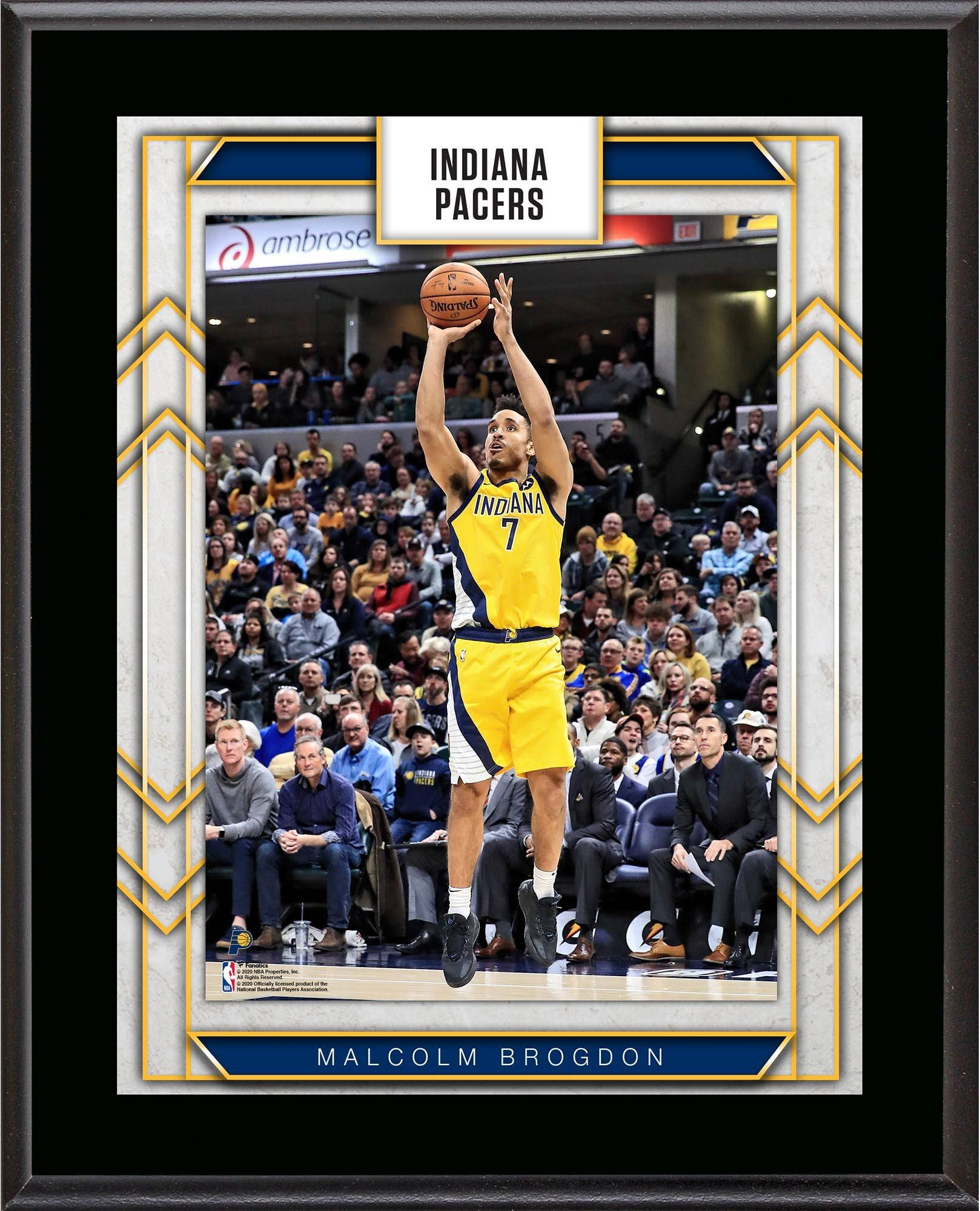 malcolm brogdon 桌布 壁紙 — 印第安納溜馬隊的馬爾科姆·布羅格登在比賽中跳起投籃，鑲嵌在裝飾牌匾中，下方有球迷觀看。
