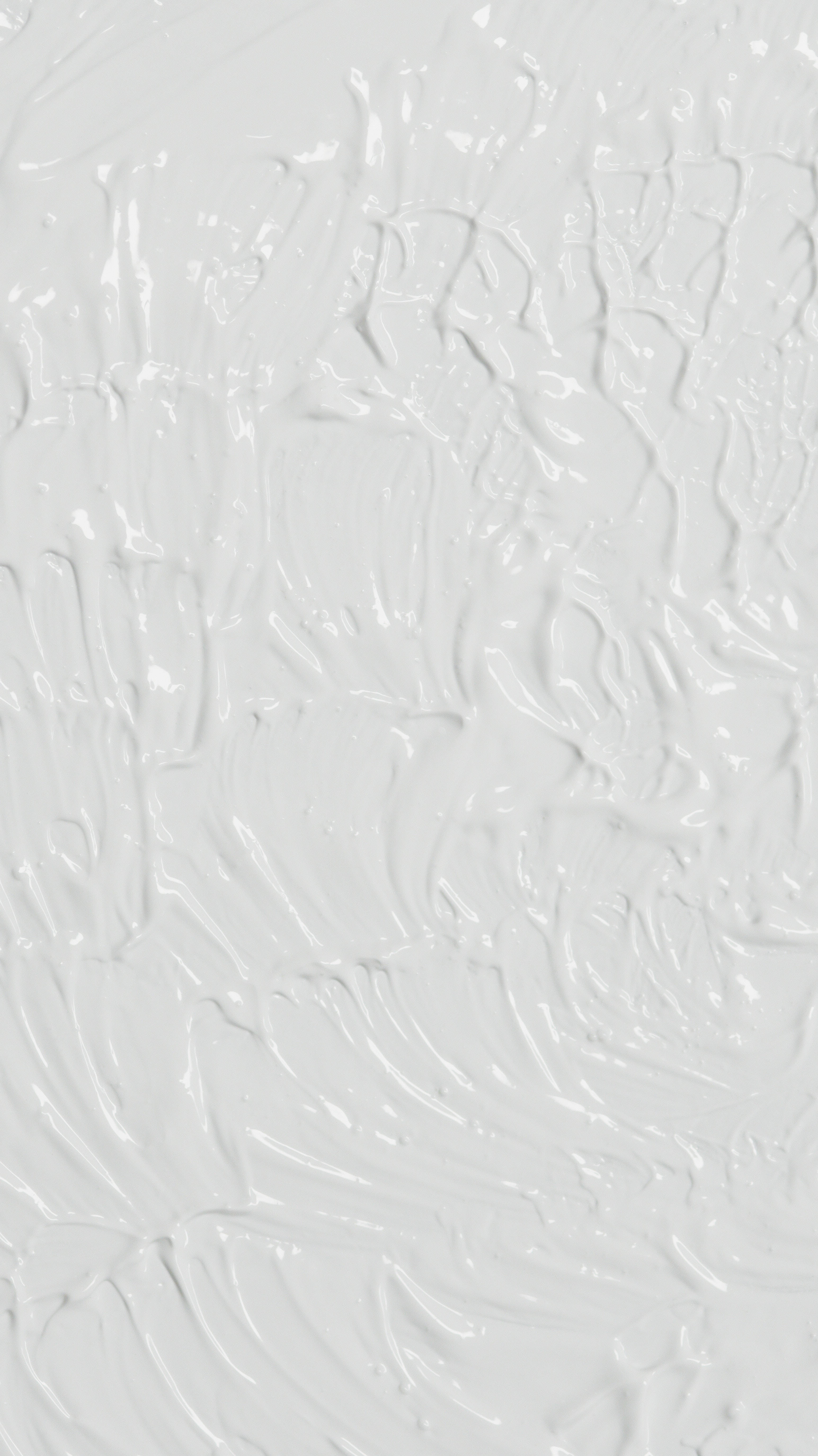 White iPhone 桌布 壁紙 — 厚白色油漆的特寫，帶有光澤的脊狀和漩渦，形成紋理化的抽象表面。