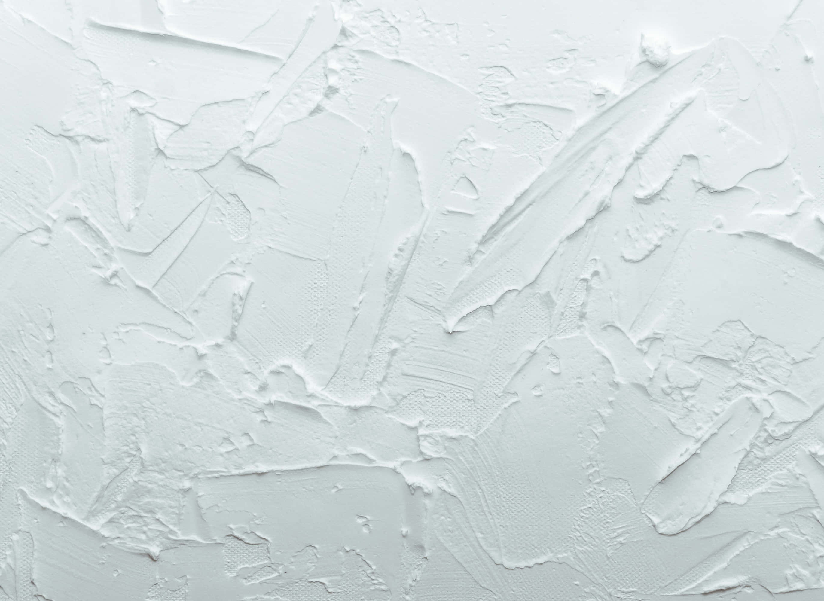 Paint Stroke 桌布 壁紙 — 厚白色油漆筆觸的特寫，營造出帶有柔和陰影的粗糙紋理牆面。