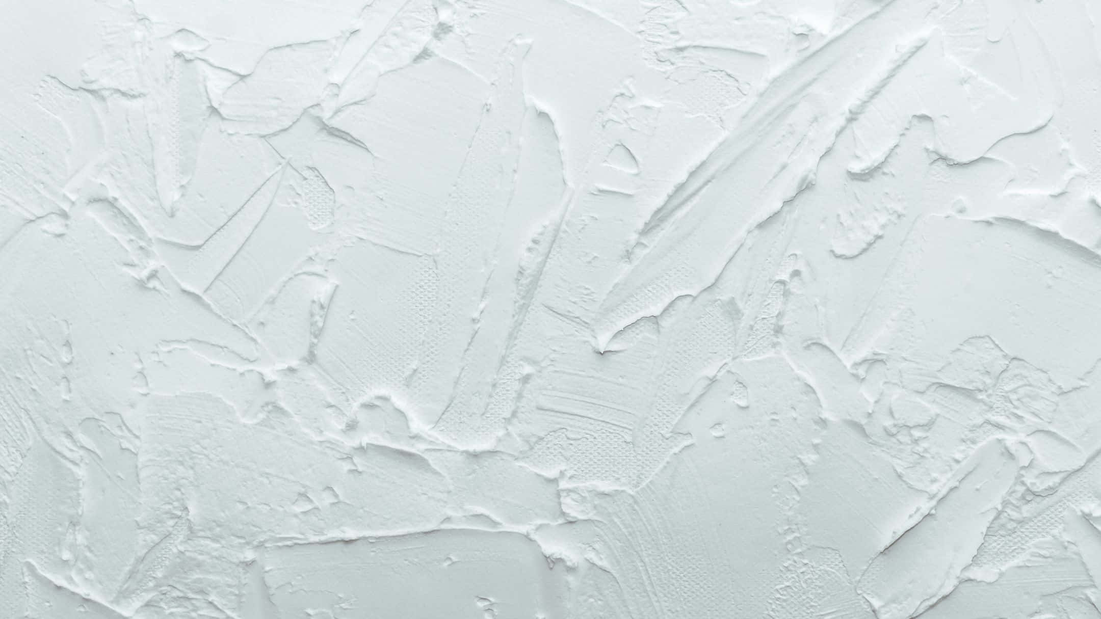 Wall Texture 桌布 壁紙 — 厚白色油漆筆觸的特寫，營造出帶有柔和陰影的紋理抽象牆面。