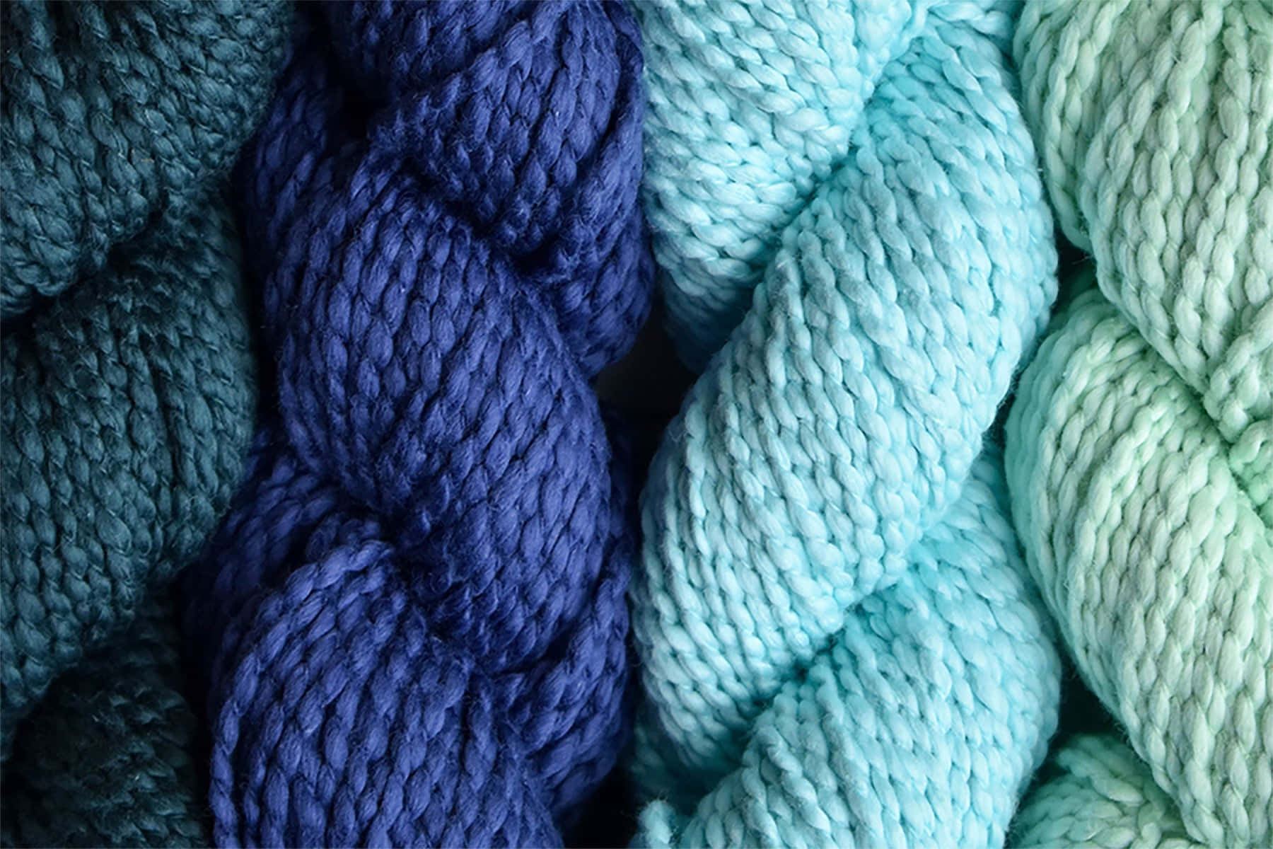 clothing 桌布 壁紙 — 厚編織紗線束的特寫，呈現深藍綠色調及柔和薄荷綠色調。