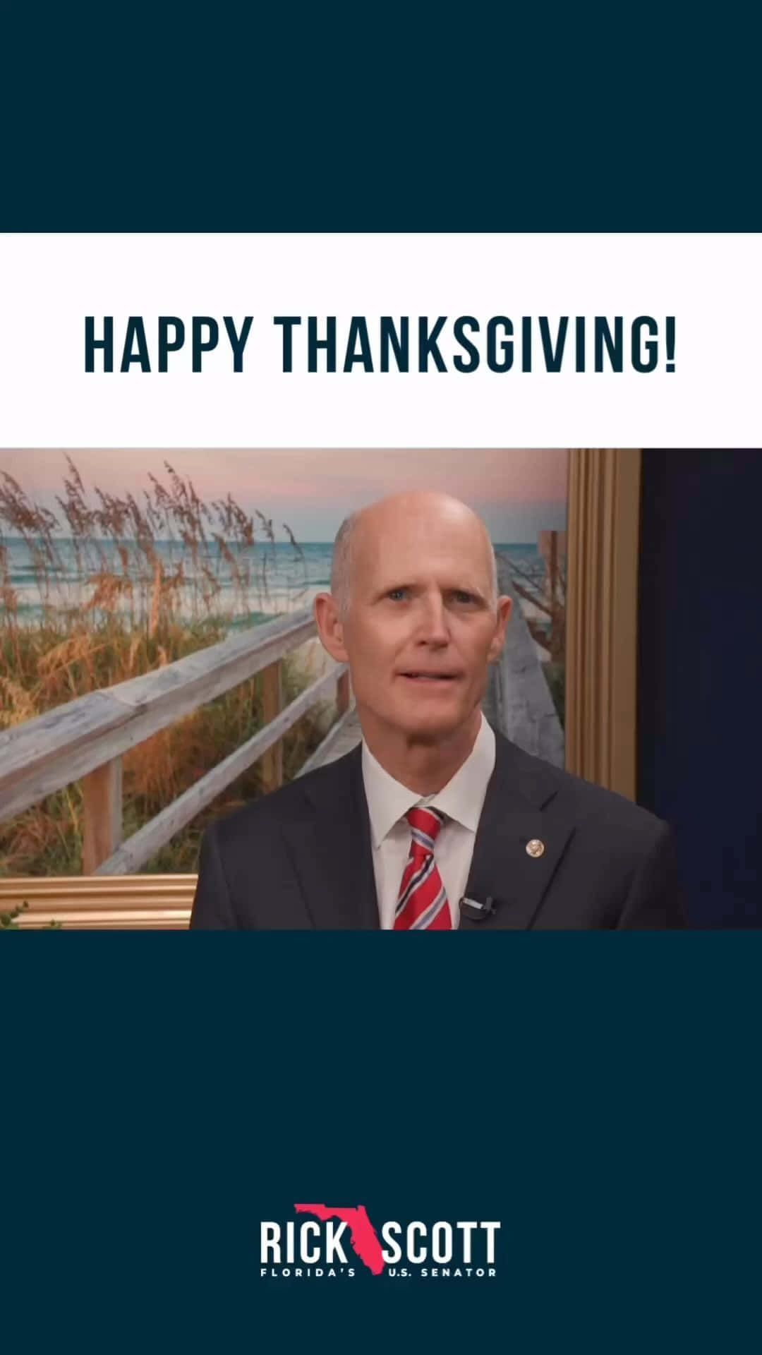 感恩節 桌布 壁紙 — 參議員 Rick Scott 身穿西裝打領帶，在海灘背景下微笑，並帶有「Happy Thanksgiving!」文字。