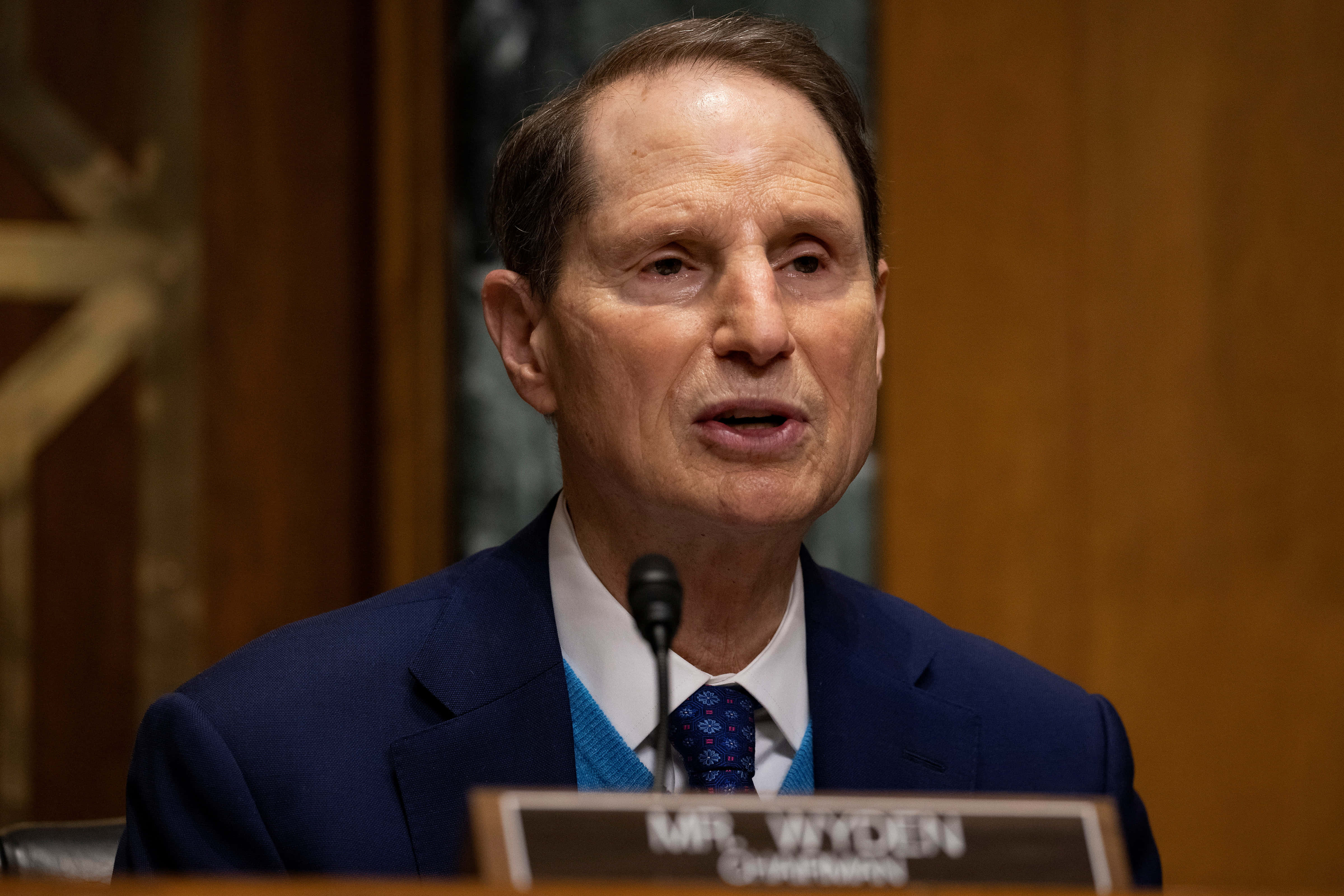 Speaker 桌布 壁紙 — 參議員Ron Wyden在正式聽證會上演講的特寫照片，背景為木質鑲板。