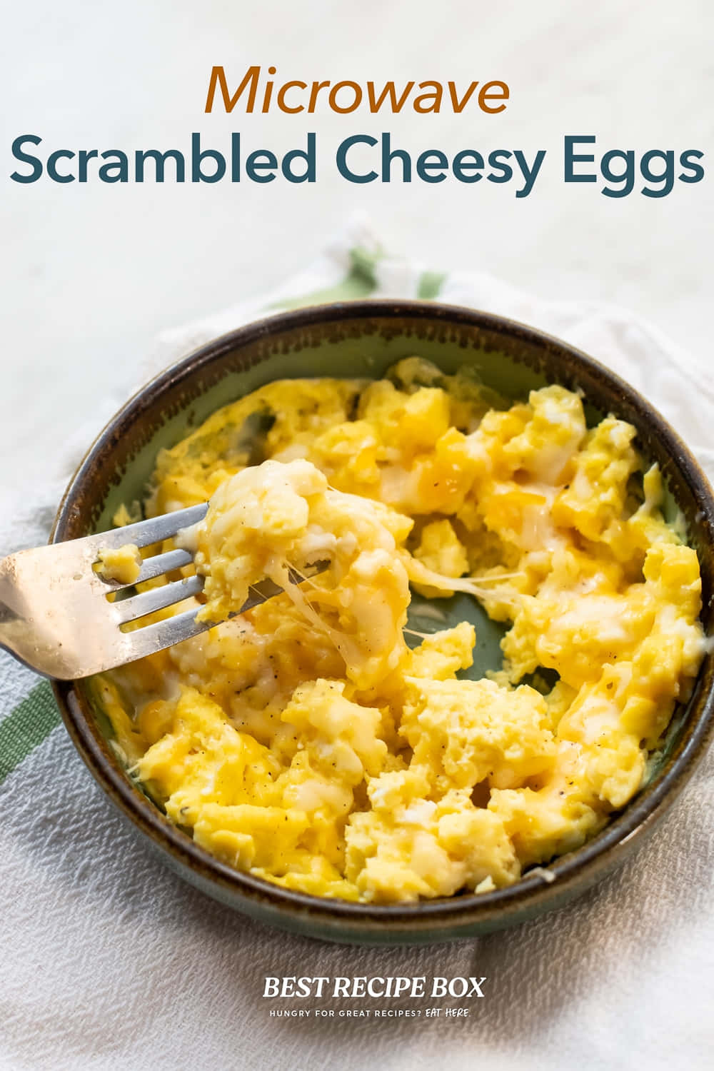 Scrambled Egg 桌布 壁紙 — 叉子從條紋布上的鄉村風格碗中舀起黏稠的起司炒蛋。