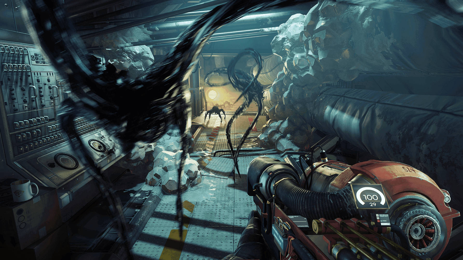 Prey 桌布 壁紙 — 受損科幻太空船內部第一人稱視角，背景有外星觸手和類似蜘蛛的生物。