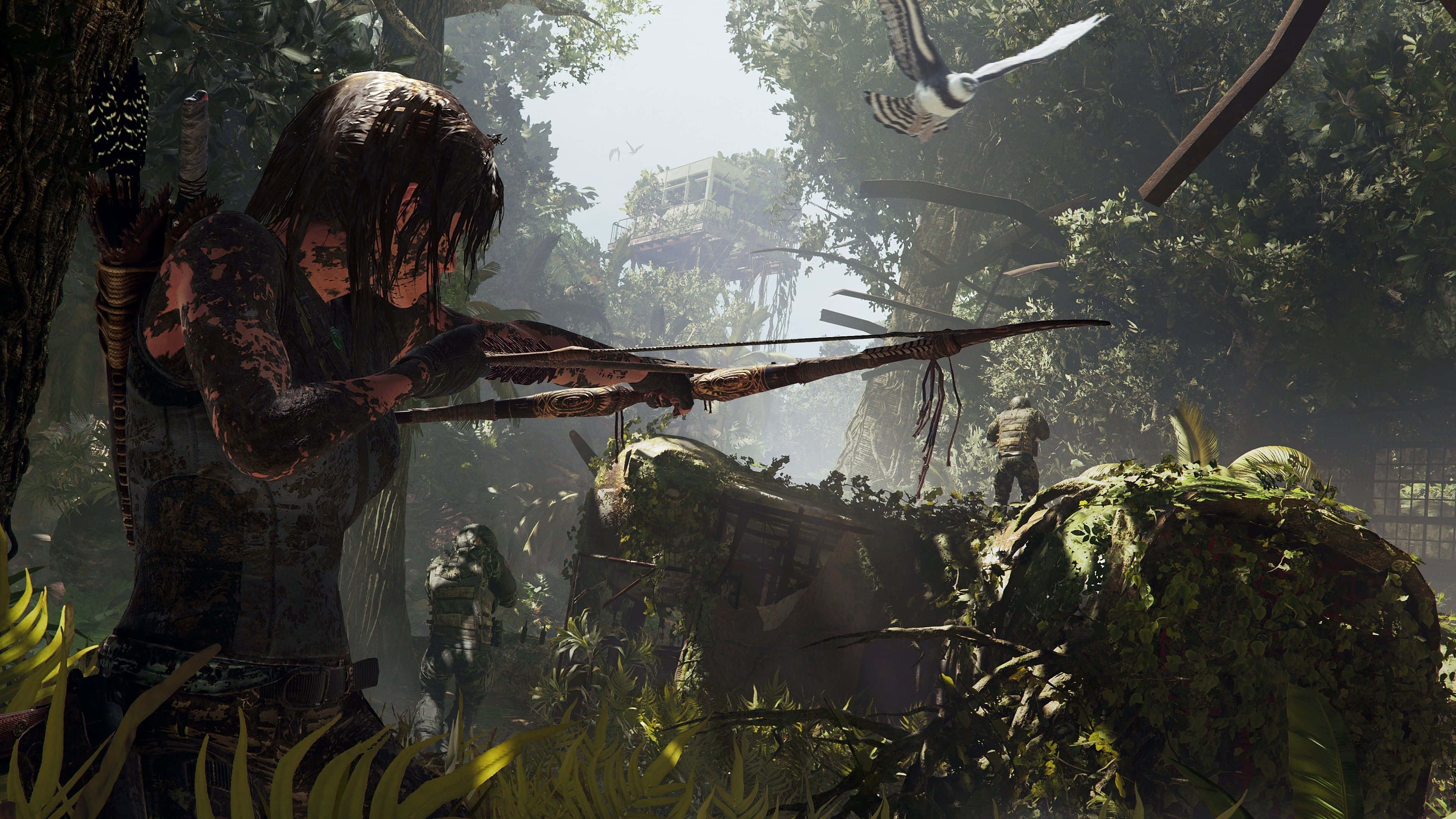 Lara Croft 桌布 壁紙 — 叢林戰士在茂密樹葉中拉弓，頭頂有鳥翱翔，霧中有遠處人影。