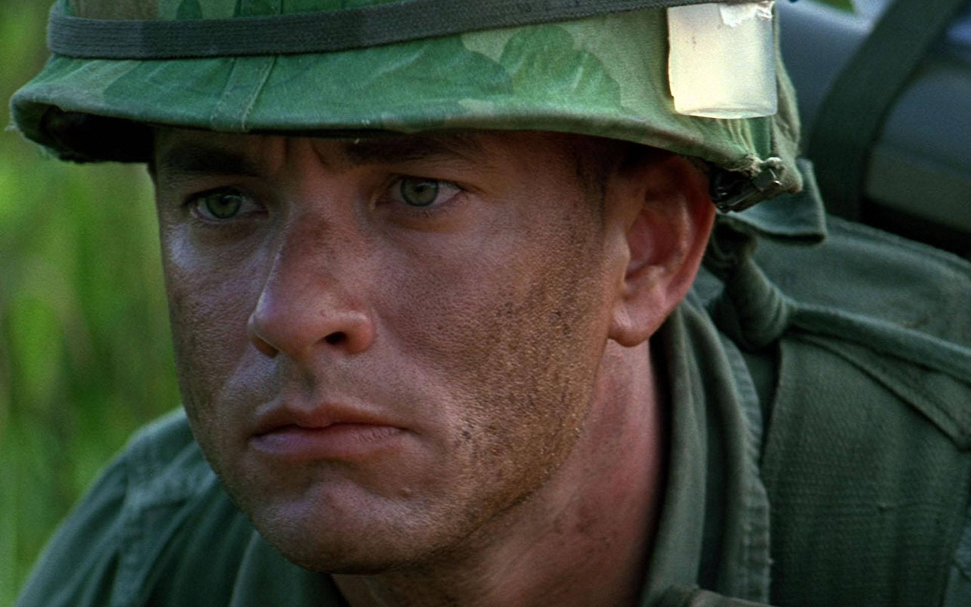 forrest 桌布 壁紙 — 叢林環境中，一名疲憊的士兵身穿迷彩裝備，強烈的綠色眼睛凝視前方。