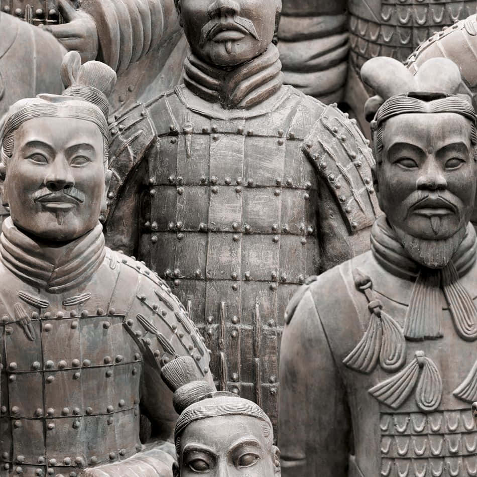 Museum 桌布 壁紙 — 古代兵馬俑的特寫，擁有詳細的盔甲和莊嚴的表情，以柔和的大地色調呈現。