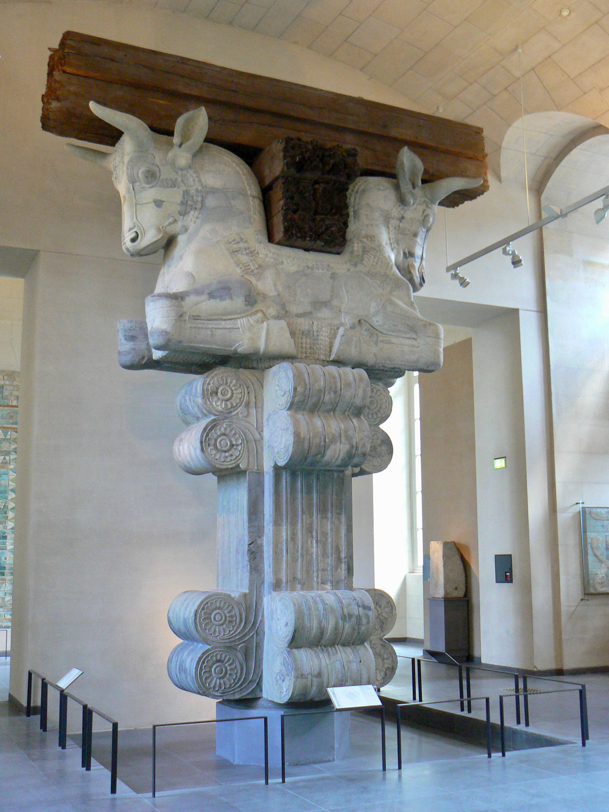 Museum 桌布 壁紙 — 古代大理石柱頭，有兩頭公牛雕塑支撐著木樑，位於博物館畫廊。