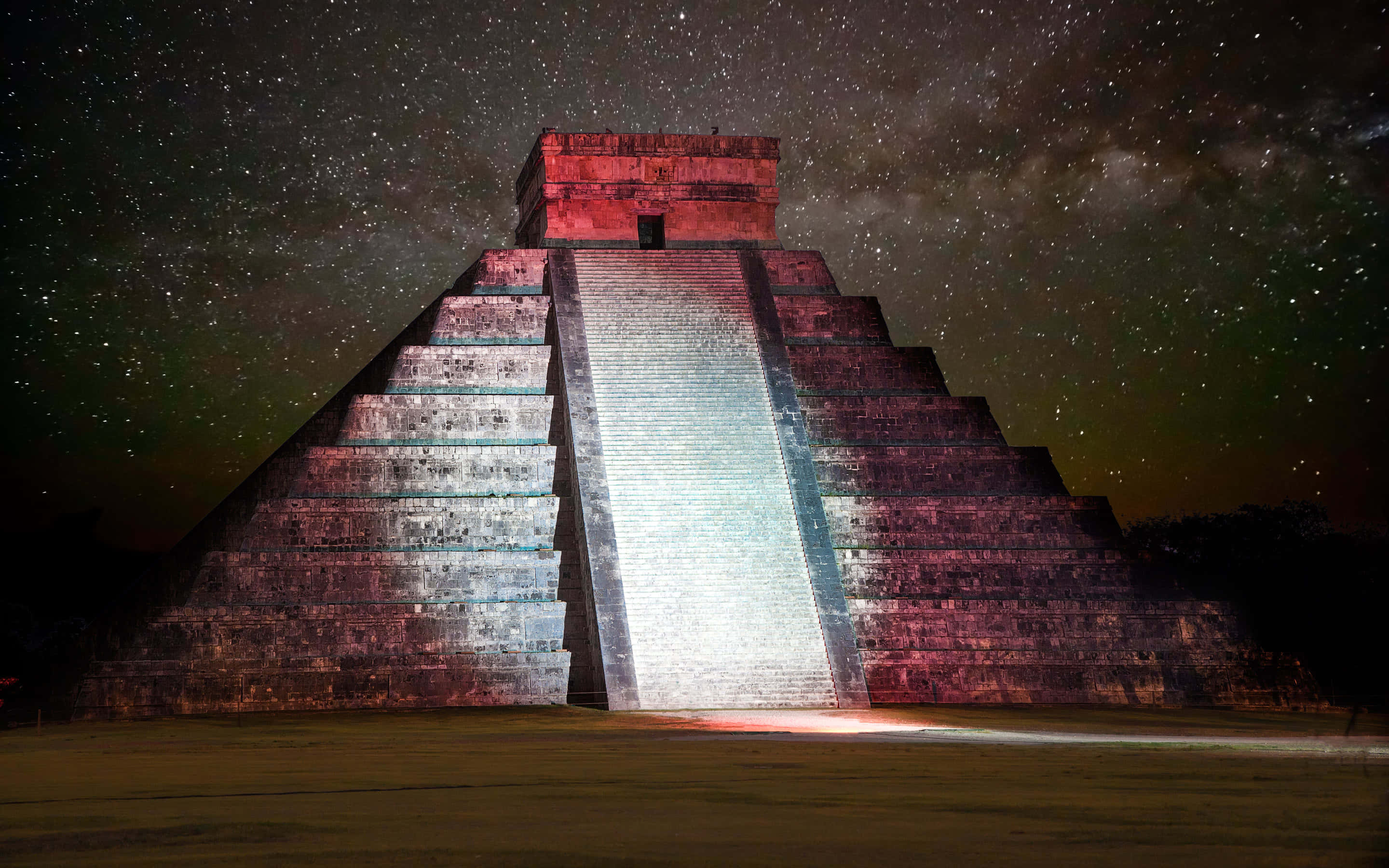廟宇 桌布 壁紙 — 古代瑪雅金字塔在繁星點點的夜空下被照亮，銀河系清晰可見。