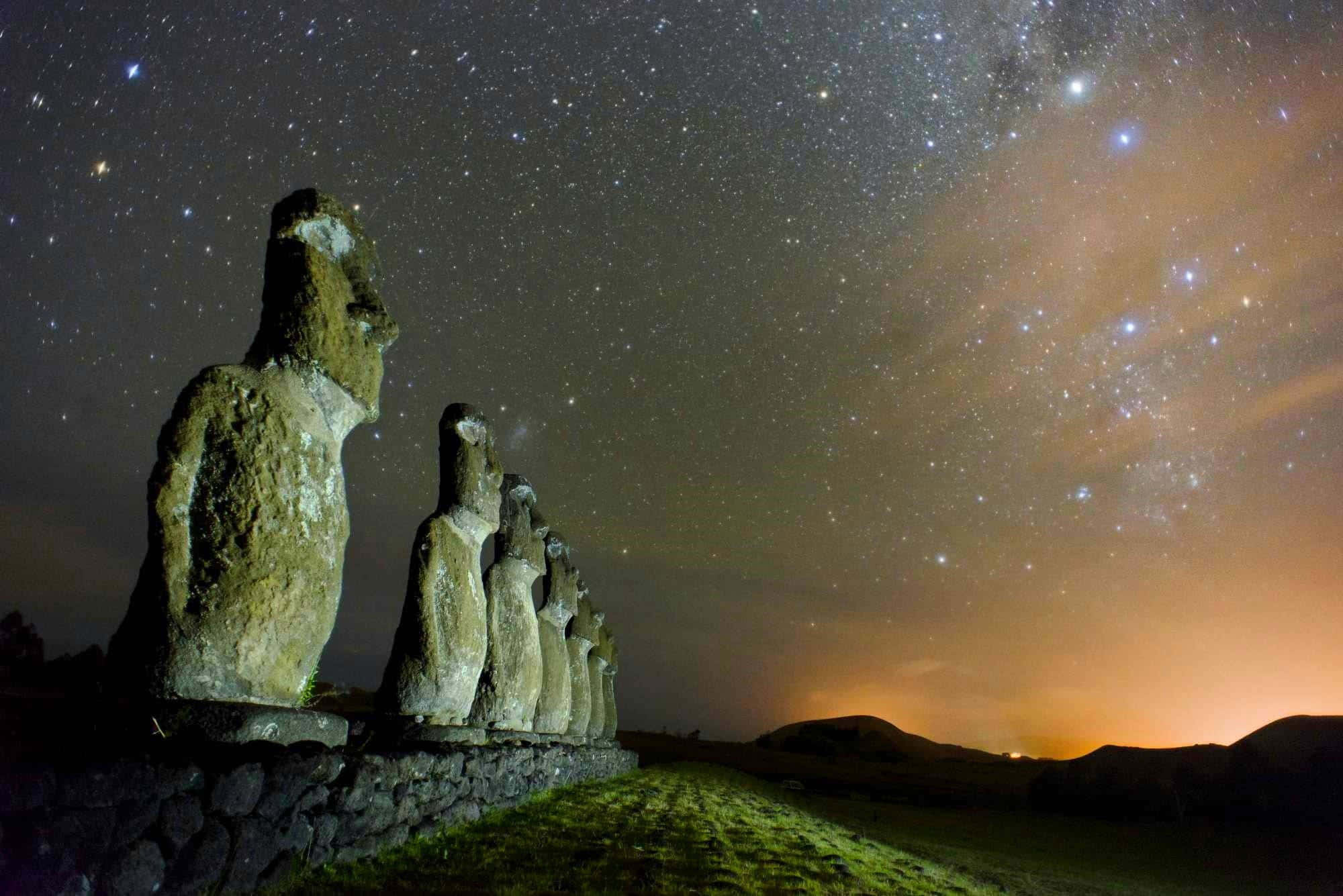 Nature Scenes 桌布 壁紙 — 古代石像摩艾在令人嘆為觀止的星空下莊嚴矗立，銀河閃耀。