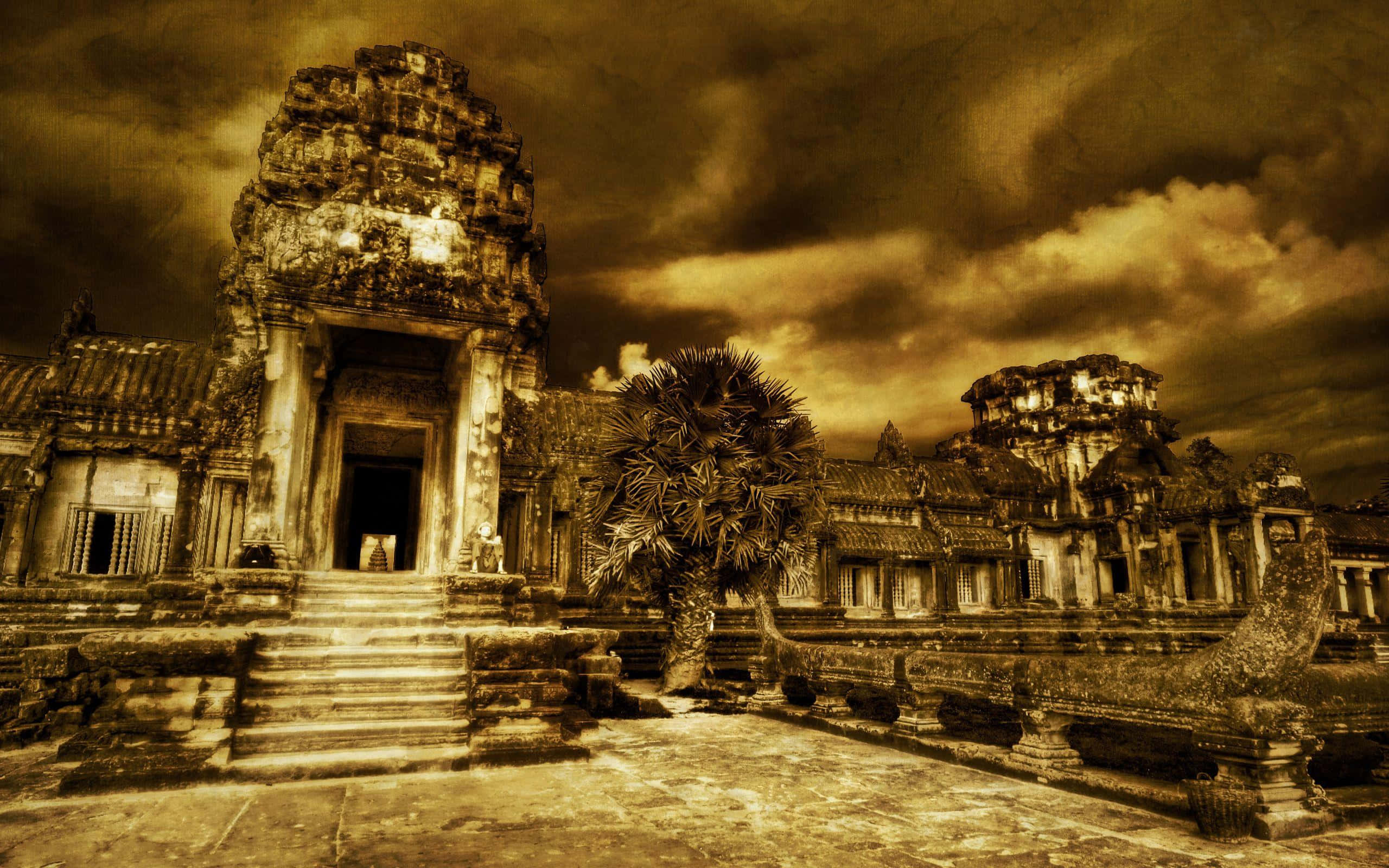 廟宇 桌布 壁紙 — 古代石廟遺址，在戲劇性的棕褐色天空下，有暴風雲和一棵孤獨的棕櫚樹。