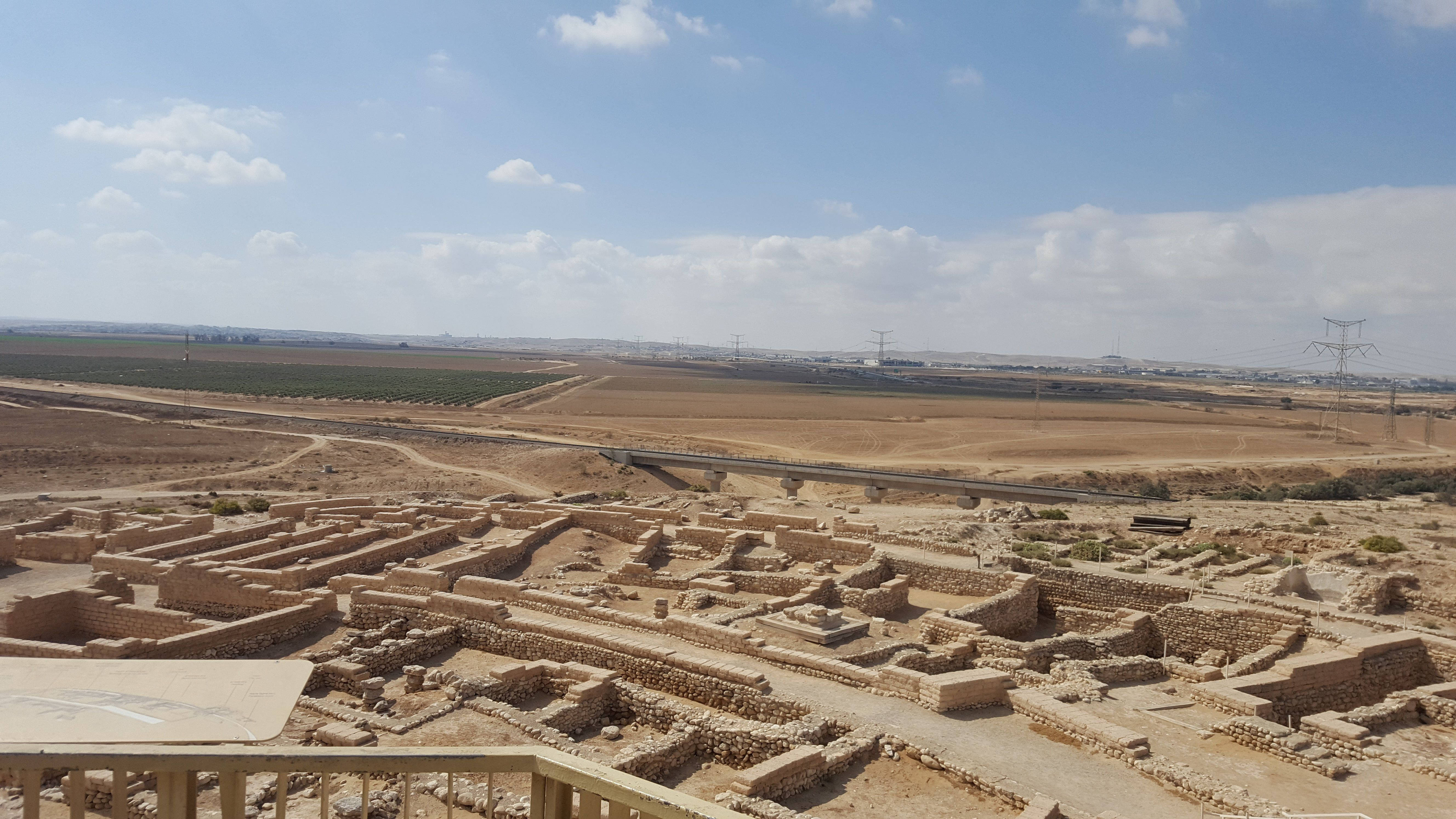 Israel 桌布 壁紙 — 古代石頭廢墟在陽光明媚的藍天白雲下，遍佈在烈日曝曬的沙漠平原上。