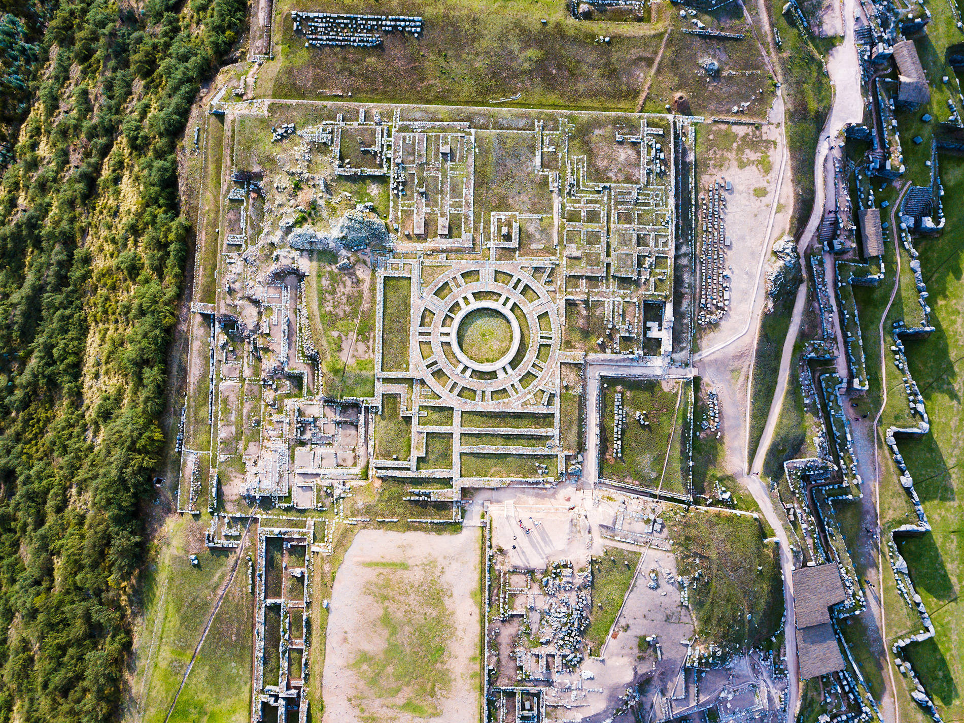 高清 桌布 壁紙 — 古代遺跡的鳥瞰圖，中央圓形結構被草地和石徑環繞。