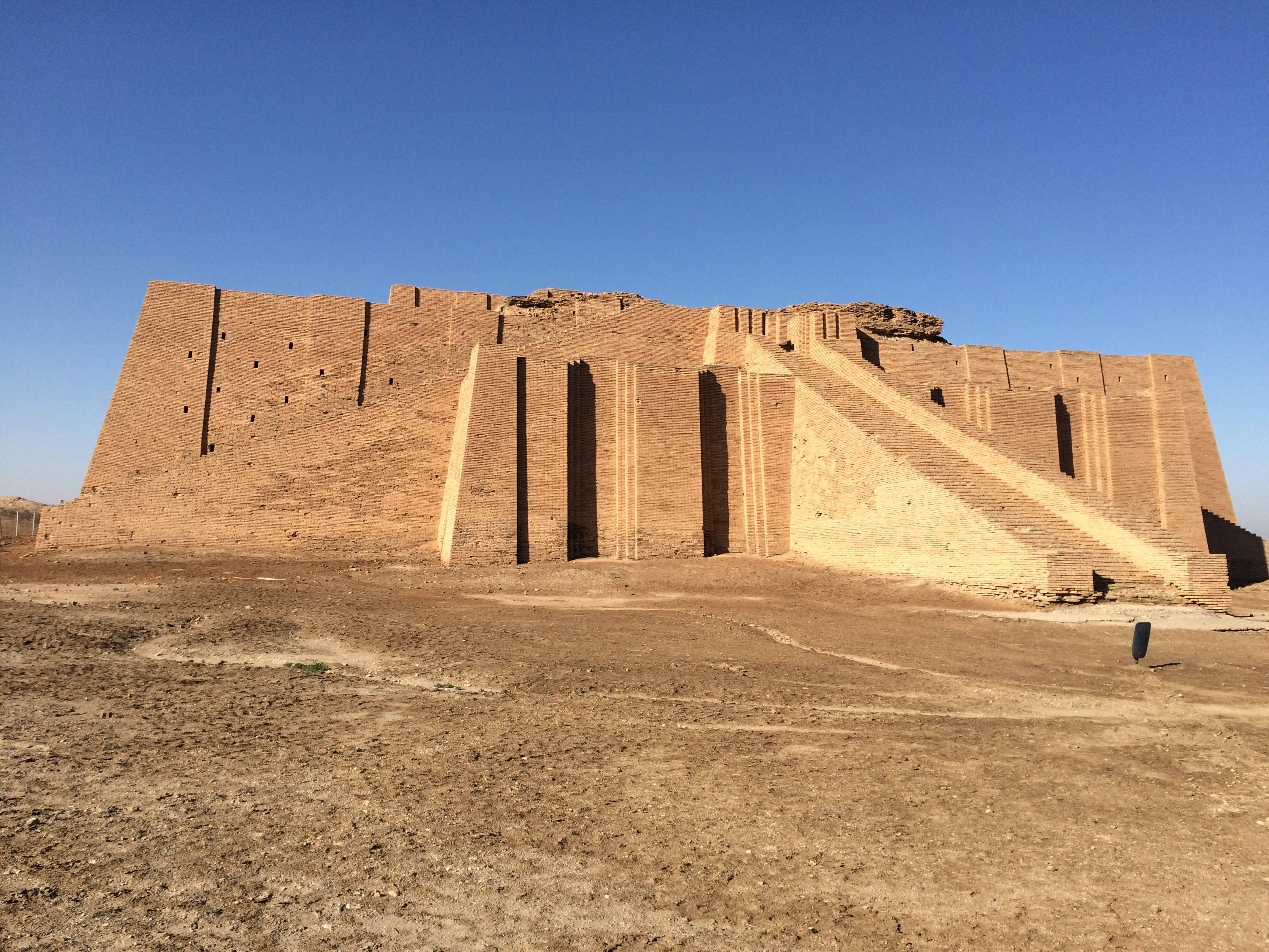 鄉村 桌布 壁紙 — 古代金字形神塔遺址在晴朗的藍天下高聳，陽光照射的磚牆和沙漠地形。