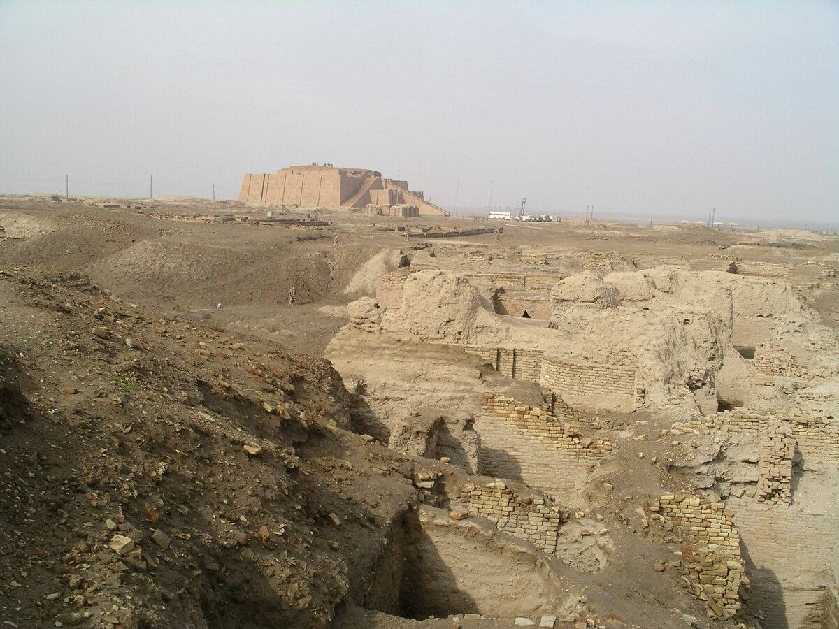 鄉村 桌布 壁紙 — 古代金字形神塔遺跡從乾旱的土地上聳立，在朦朧的日光下，散落著磚地基和遠處的現代車輛。