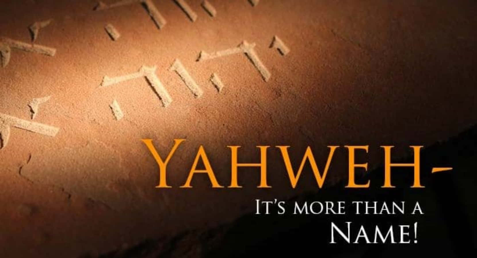 Yahweh 桌布 壁紙 — 古代雕刻的符號在溫暖的光線下發光，粗體文字宣告耶和華更深層的意義。