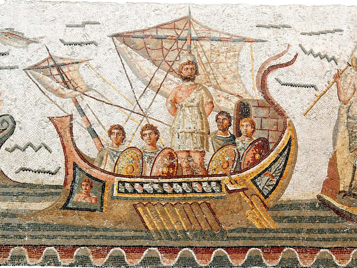 Mosaic 桌布 壁紙 — 古代馬賽克描繪一艘細節豐富的船隻，上面有人物在風格化的波浪上航行，天空多雲。