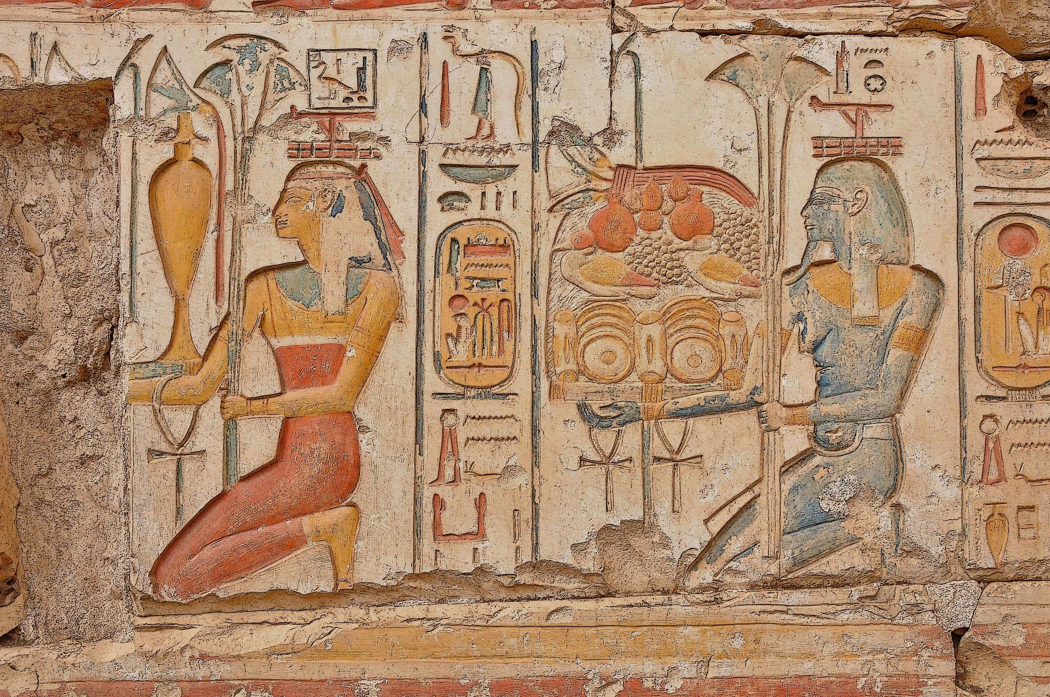 egyptian 桌布 壁紙 — 古埃及墓室壁畫，描繪跪著的人物，色彩鮮豔的紅、藍、赭色，並有象形文字和祭品。