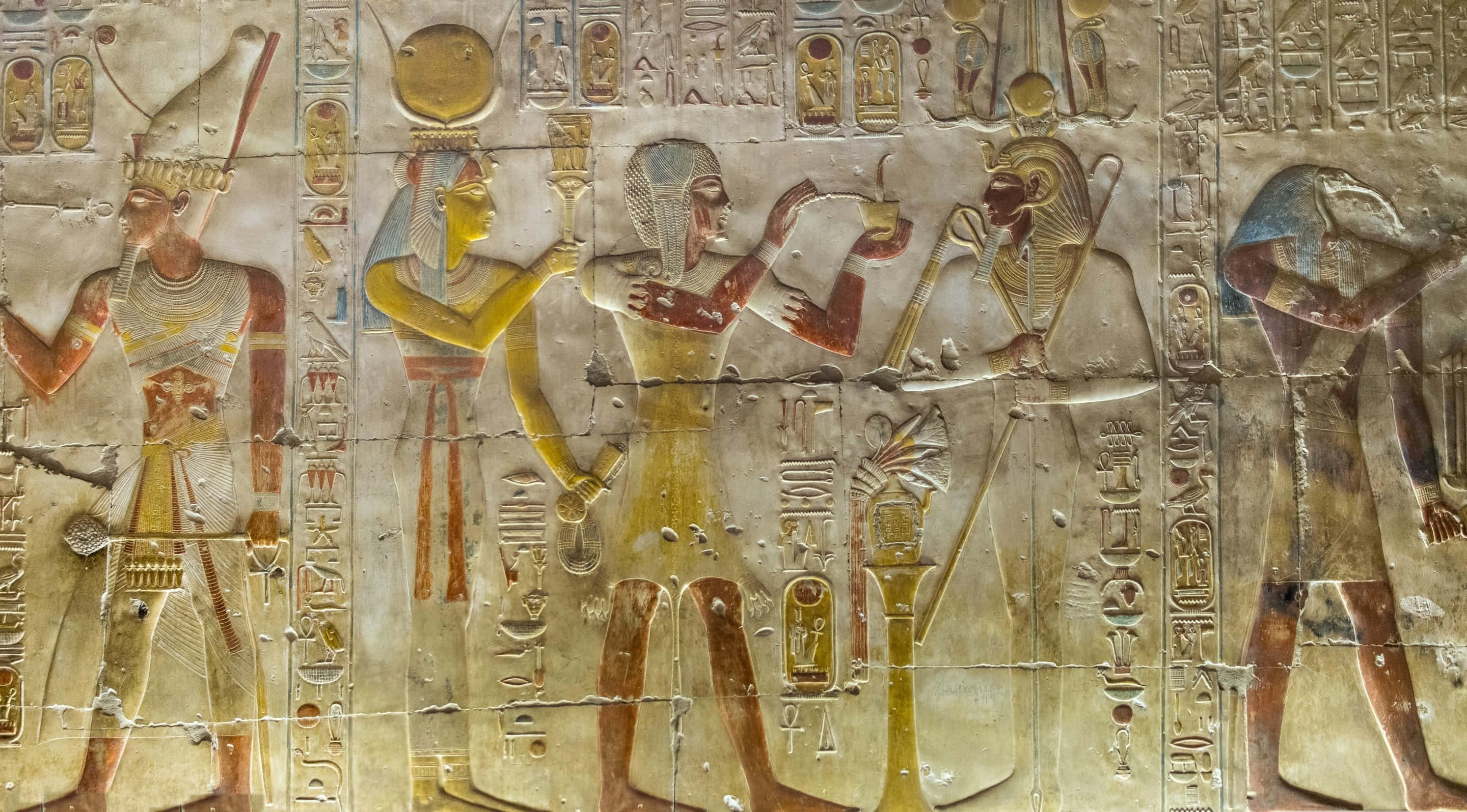 Ancient Egypt 桌布 壁紙 — 古埃及墓室牆壁浮雕，描繪象形文字及穿著傳統服飾的人物，帶有褪色的赭色和紅色顏料。