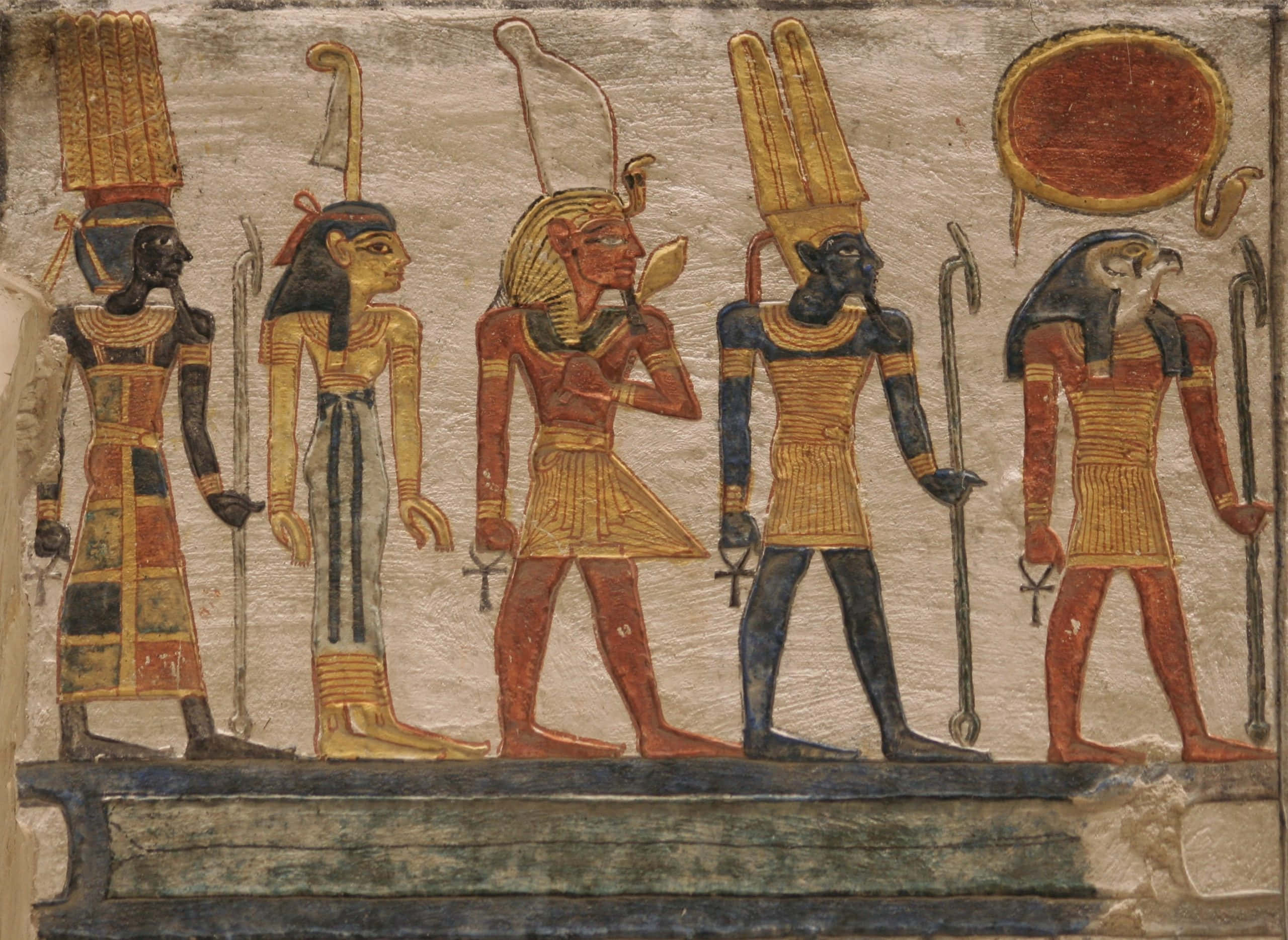 Egyptian Gods 桌布 壁紙 — 古埃及壁畫描繪了五位風格化的神祇和法老，以傳統的聖書體姿勢手持象徵性的頭飾和權杖。