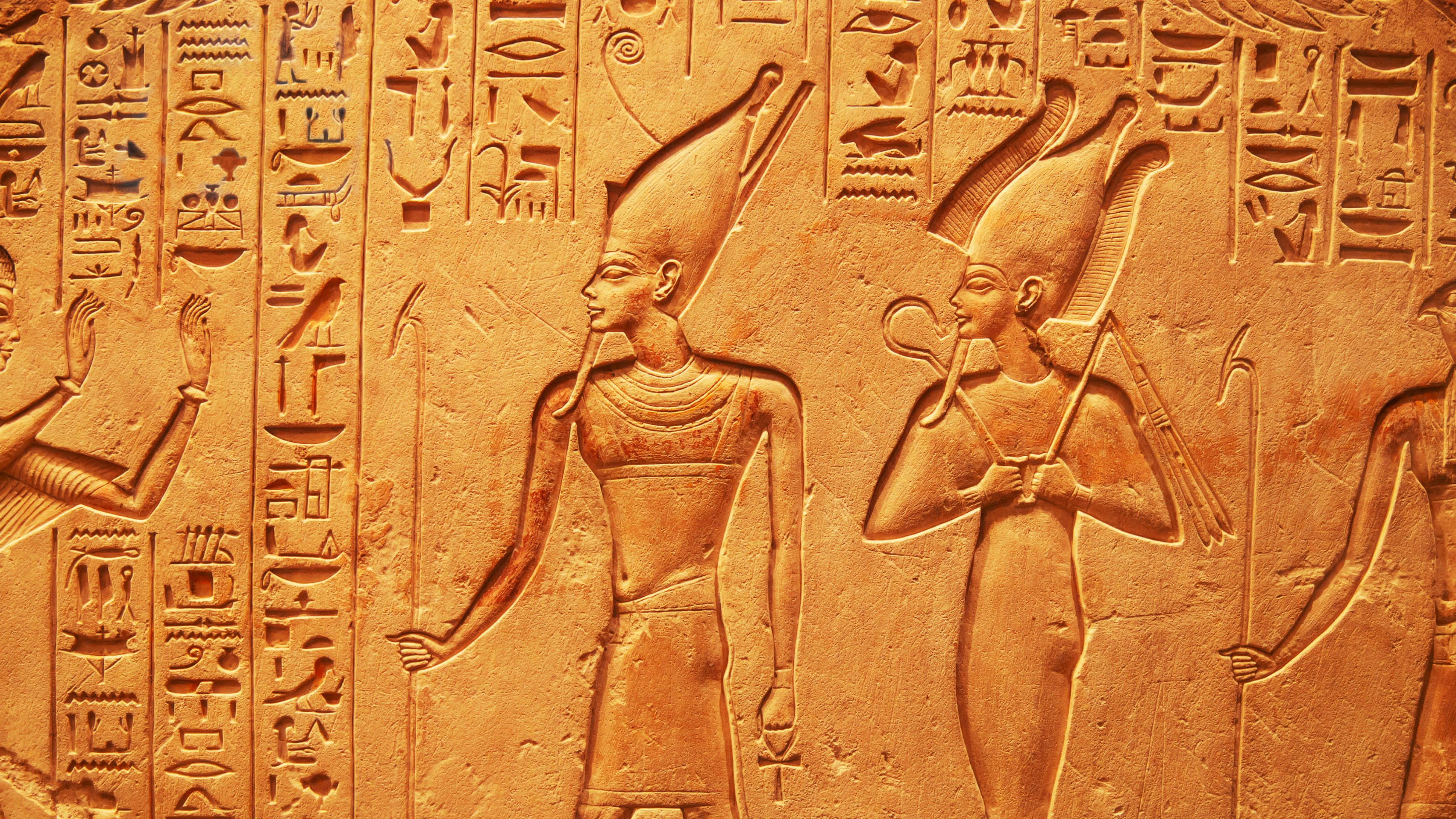Ancient Egypt 桌布 壁紙 — 古埃及浮雕雕刻，展示兩位法老戴著傳統頭飾，手持權杖，周圍環繞著象形文字。