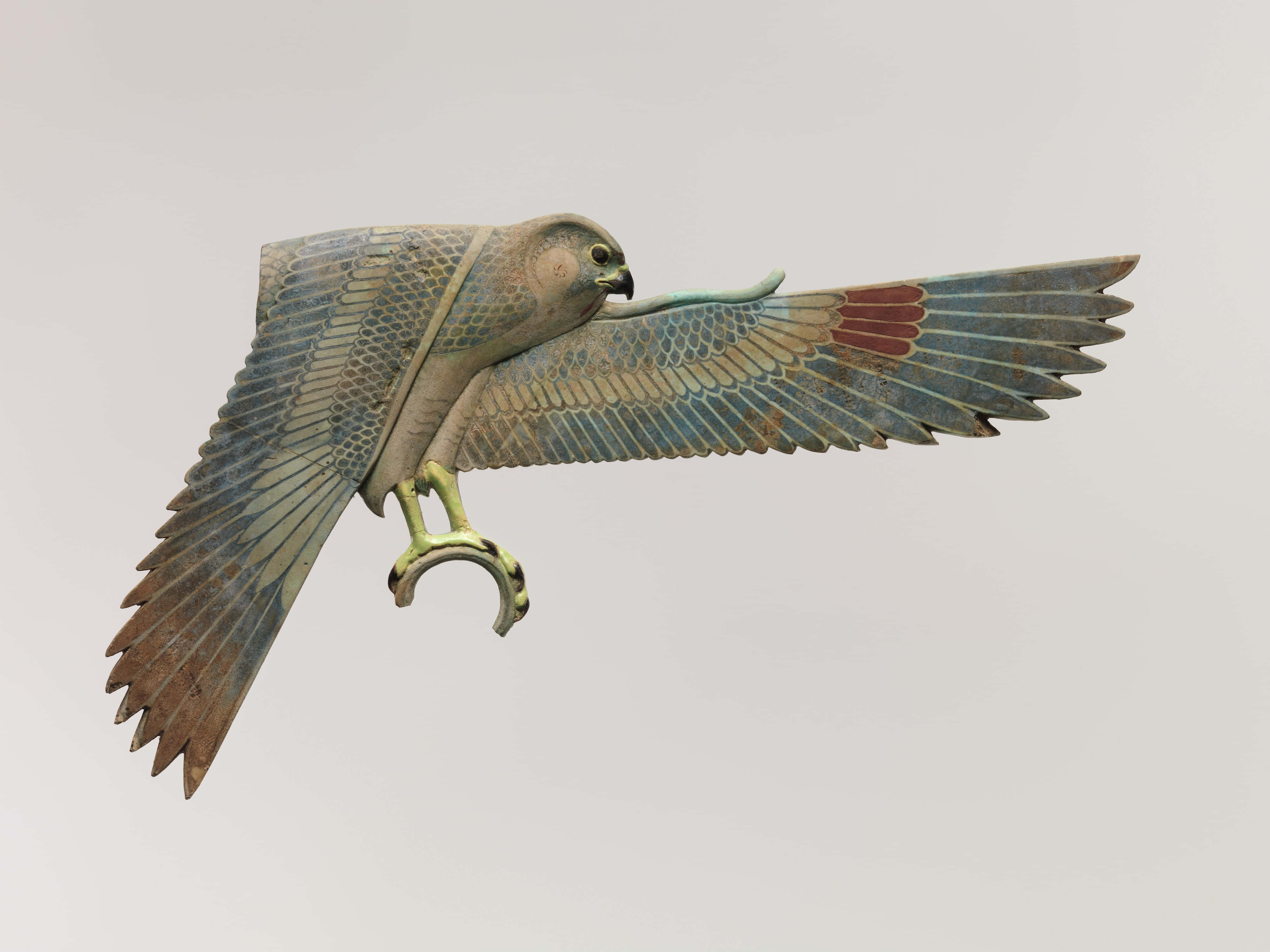 Falcon 桌布 壁紙 — 古埃及獵鷹雕像，翅膀展開，羽毛圖案精細，背景簡潔。