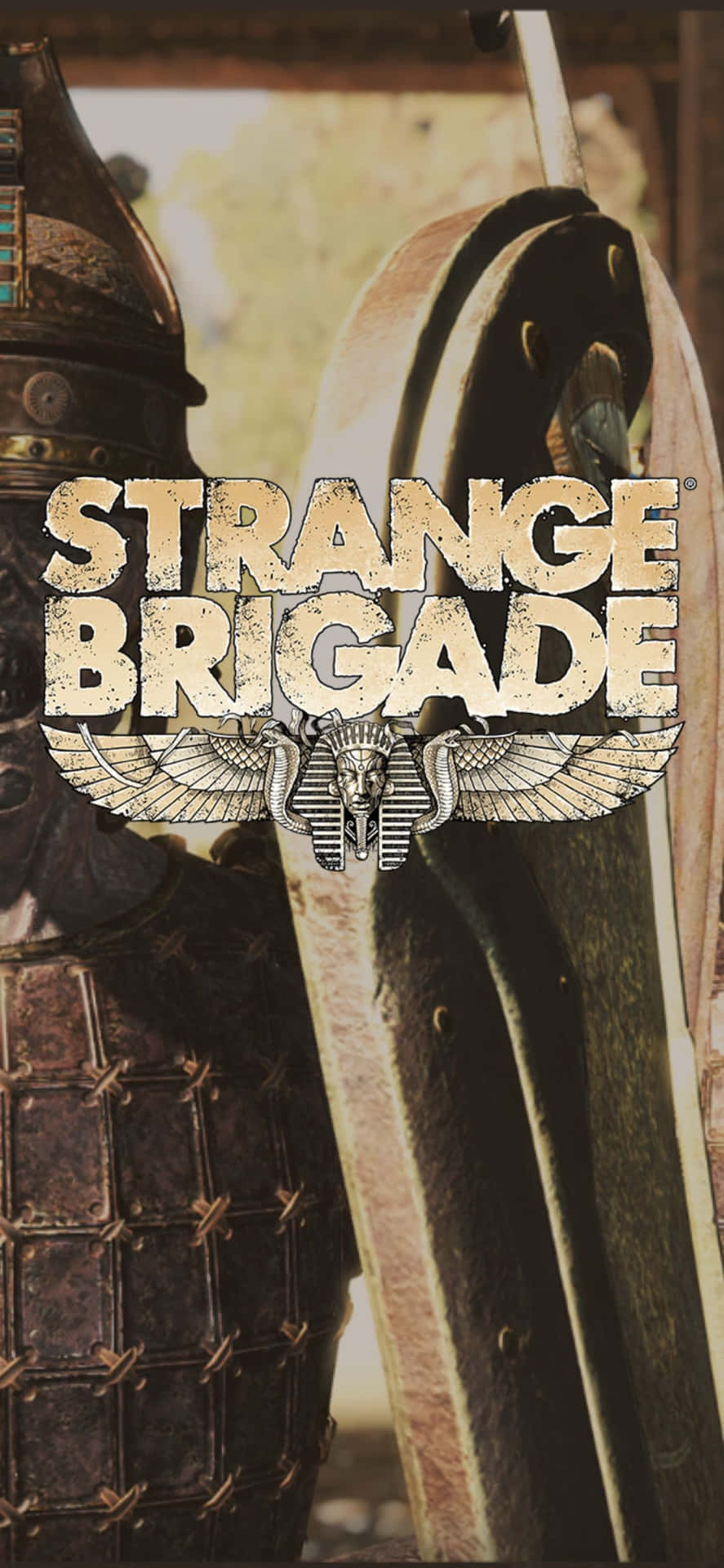 電玩遊戲 桌布 壁紙 — 古埃及盔甲和盾牌的特寫，'Strange Brigade' 標誌以風化文字疊加。