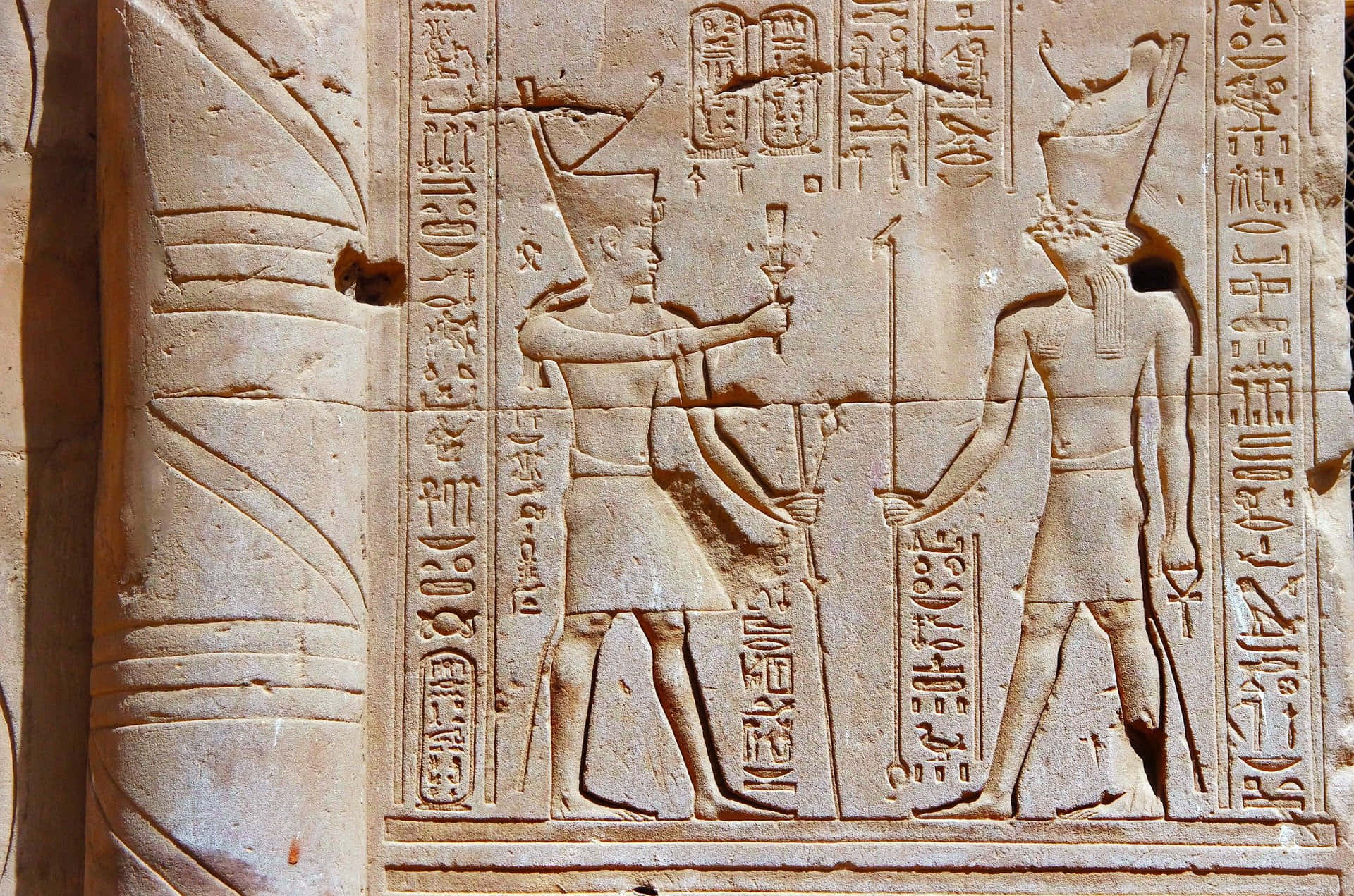 Ancient Egypt 桌布 壁紙 — 古埃及石浮雕，刻有兩個穿著傳統服飾的人物，周圍環繞著象形文字。
