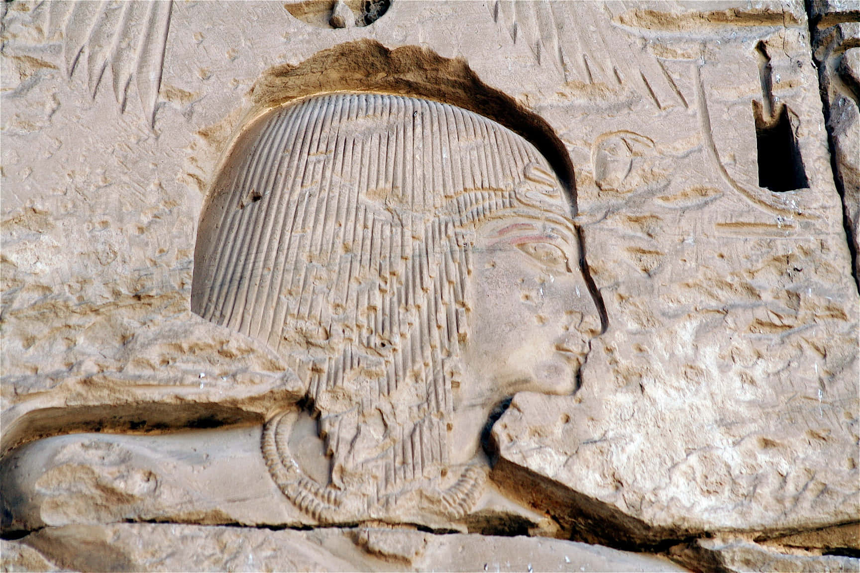 egyptian 桌布 壁紙 — 古埃及石浮雕雕刻，法老側面像，配有精細頭飾和項鍊，背景為風化岩石。