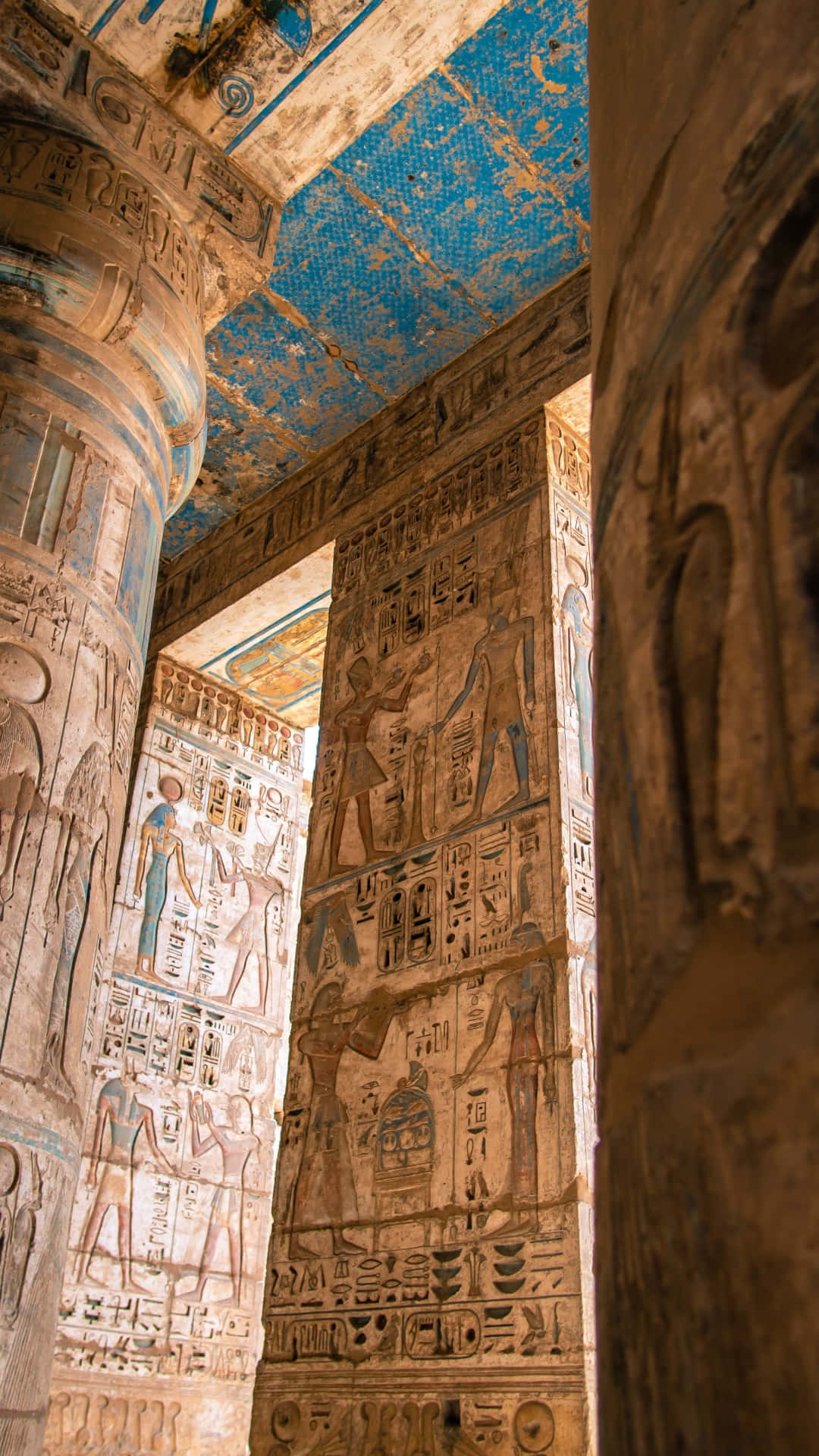 egyptian 桌布 壁紙 — 古埃及神廟內部，藍色天花板下，石柱和牆壁上刻有象形文字。