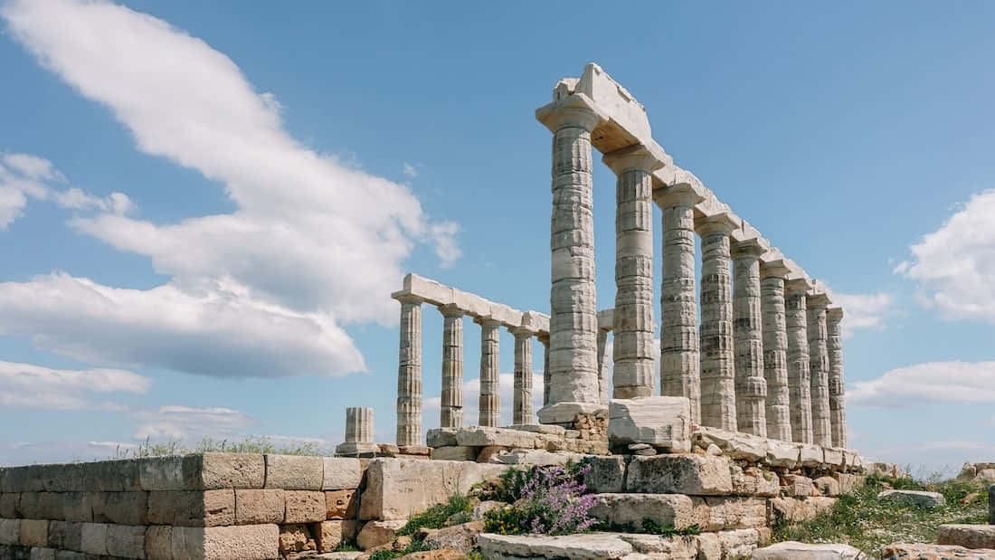 Valley 桌布 壁紙 — 古希臘神廟遺址，高聳的石柱矗立在藍天白雲下。