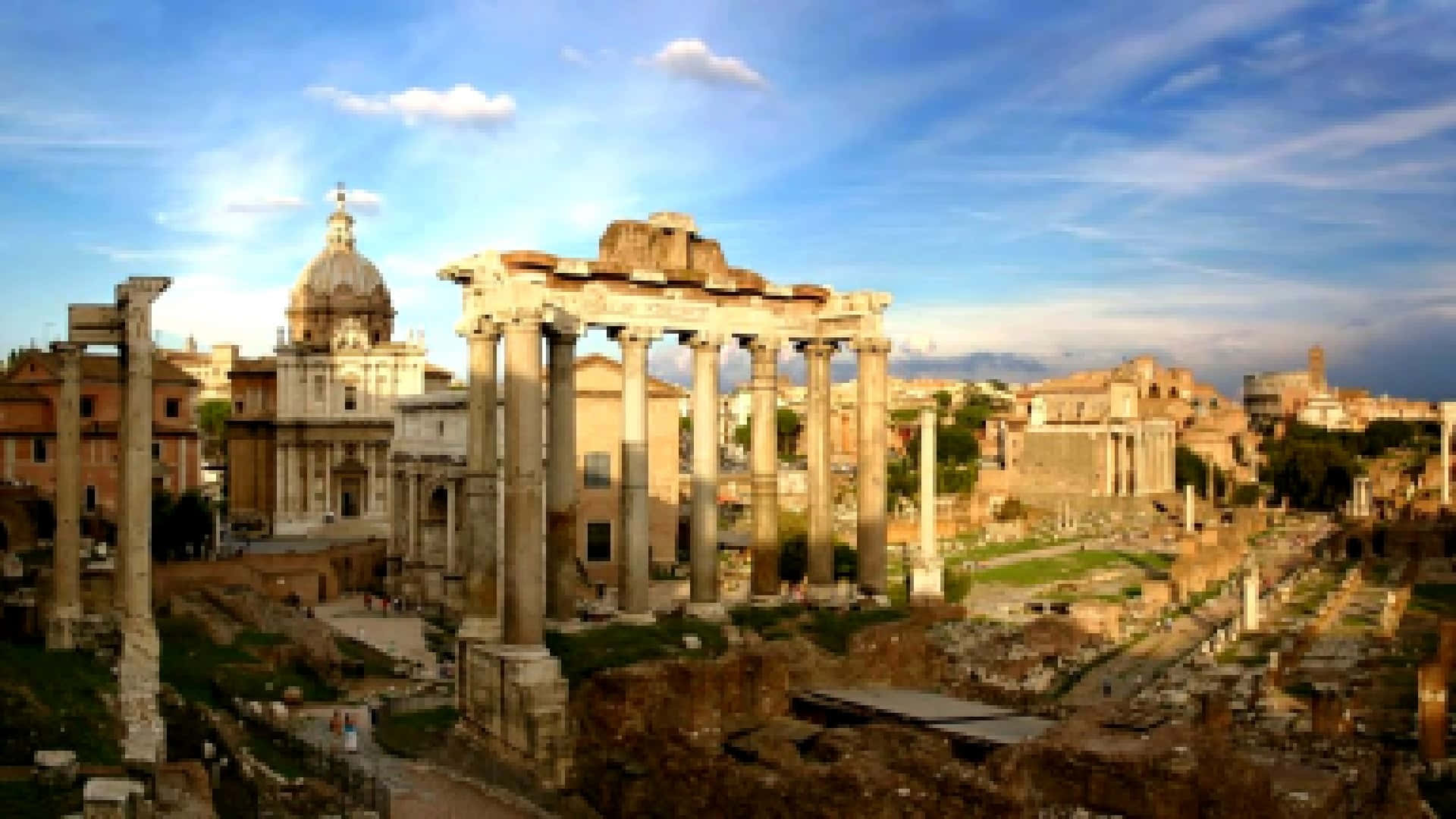 Ancient Roman Desktop 桌布 壁紙 — 古羅馬遺跡，有高聳的柱子和圓頂教堂，在明亮的藍天下有散落的雲朵。