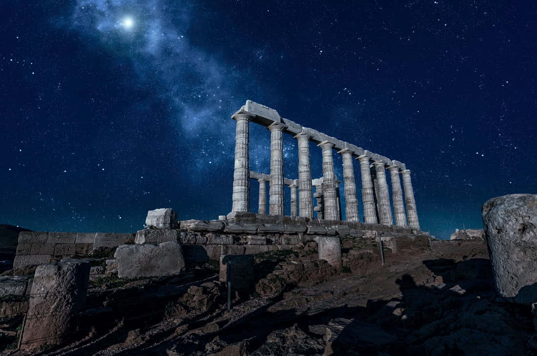 夜空 桌布 壁紙 — 古老寺廟遺跡在繁星點點的夜空下巍然聳立，銀河在上方閃耀。