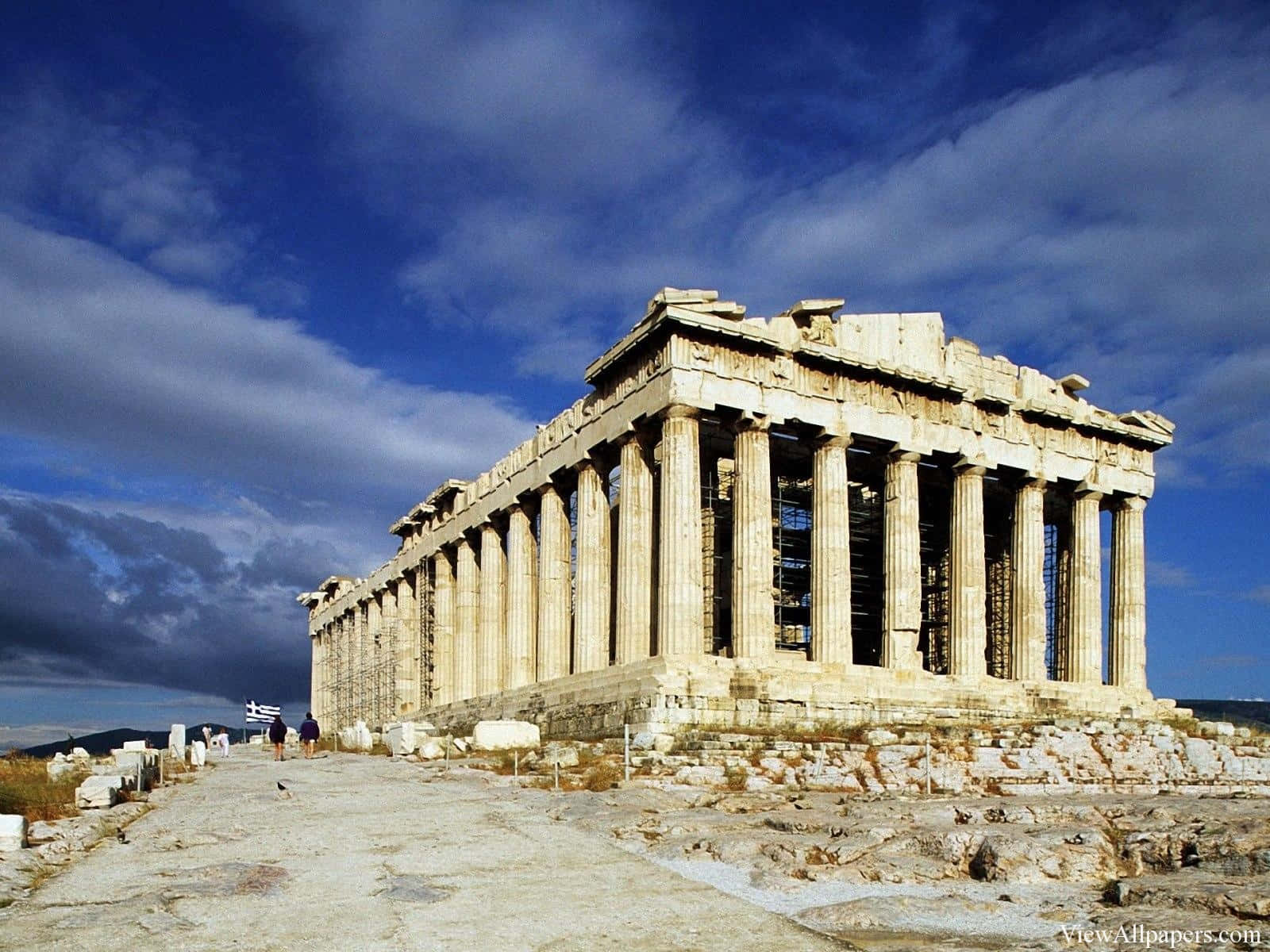 greek 桌布 壁紙 — 古老的帕德嫩神廟在戲劇性的藍天白雲下雄偉地矗立。