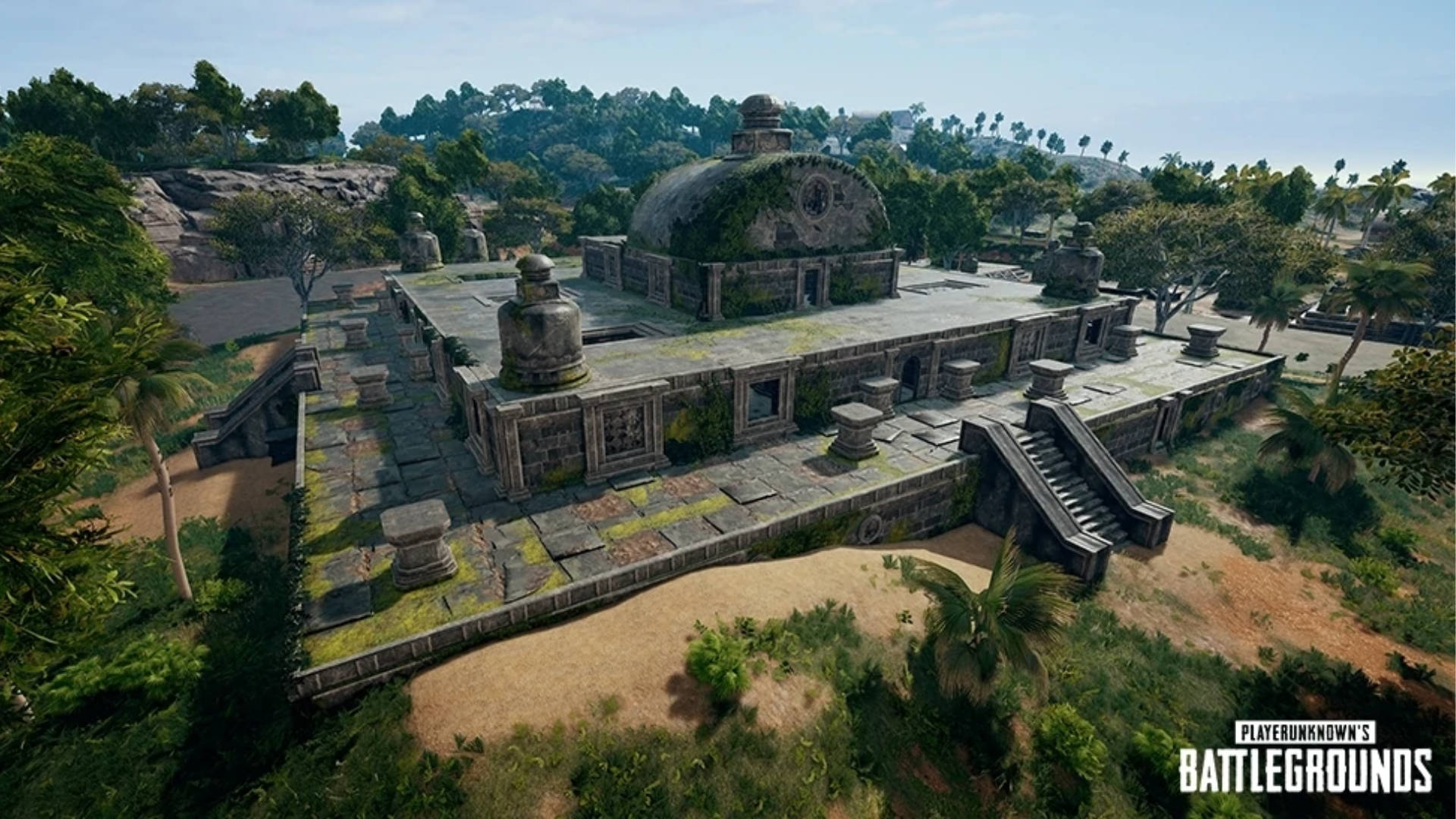 pubg mobile 桌布 壁紙 — 古老的石廟建築群，長滿青苔的圓頂和樓梯，坐落在茂密的熱帶叢林中，在明亮的日光下。