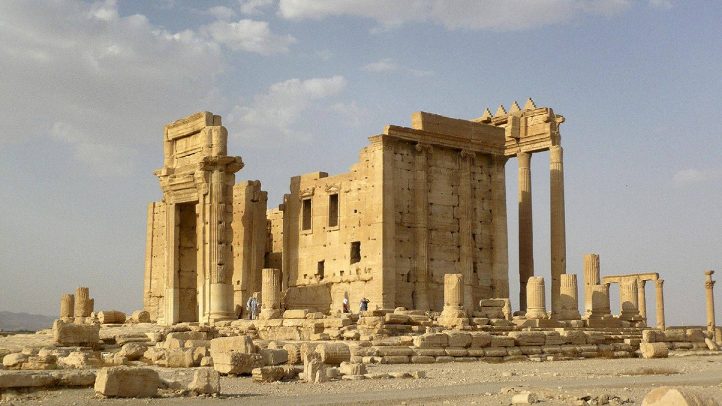 Syria 桌布 壁紙 — 古老的石廟遺跡，高聳的柱子矗立在廣闊的沙漠中，天空部分多雲。