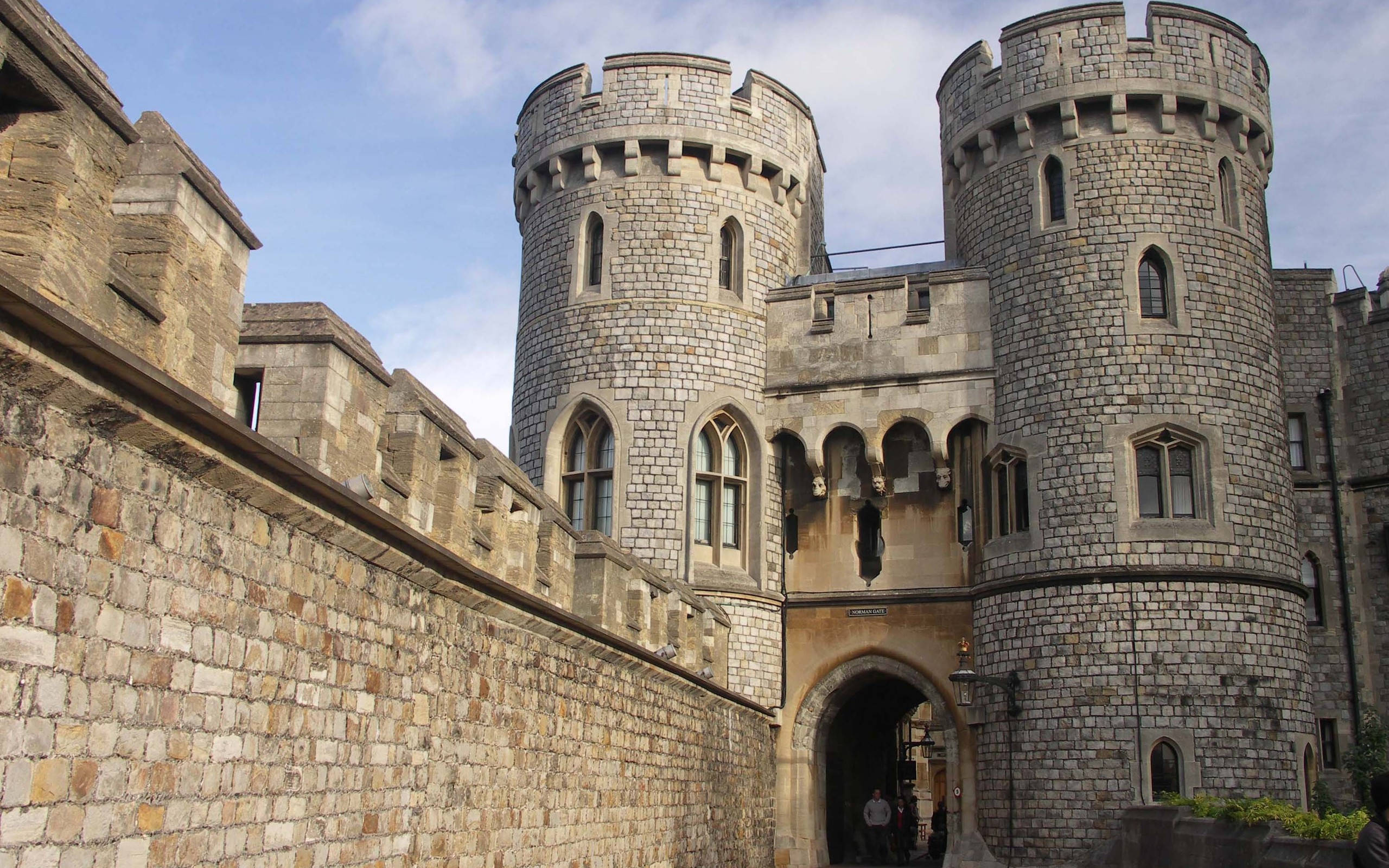 England 桌布 壁紙 — 古老石城堡，圓形塔樓和拱門入口，天空局部多雲。