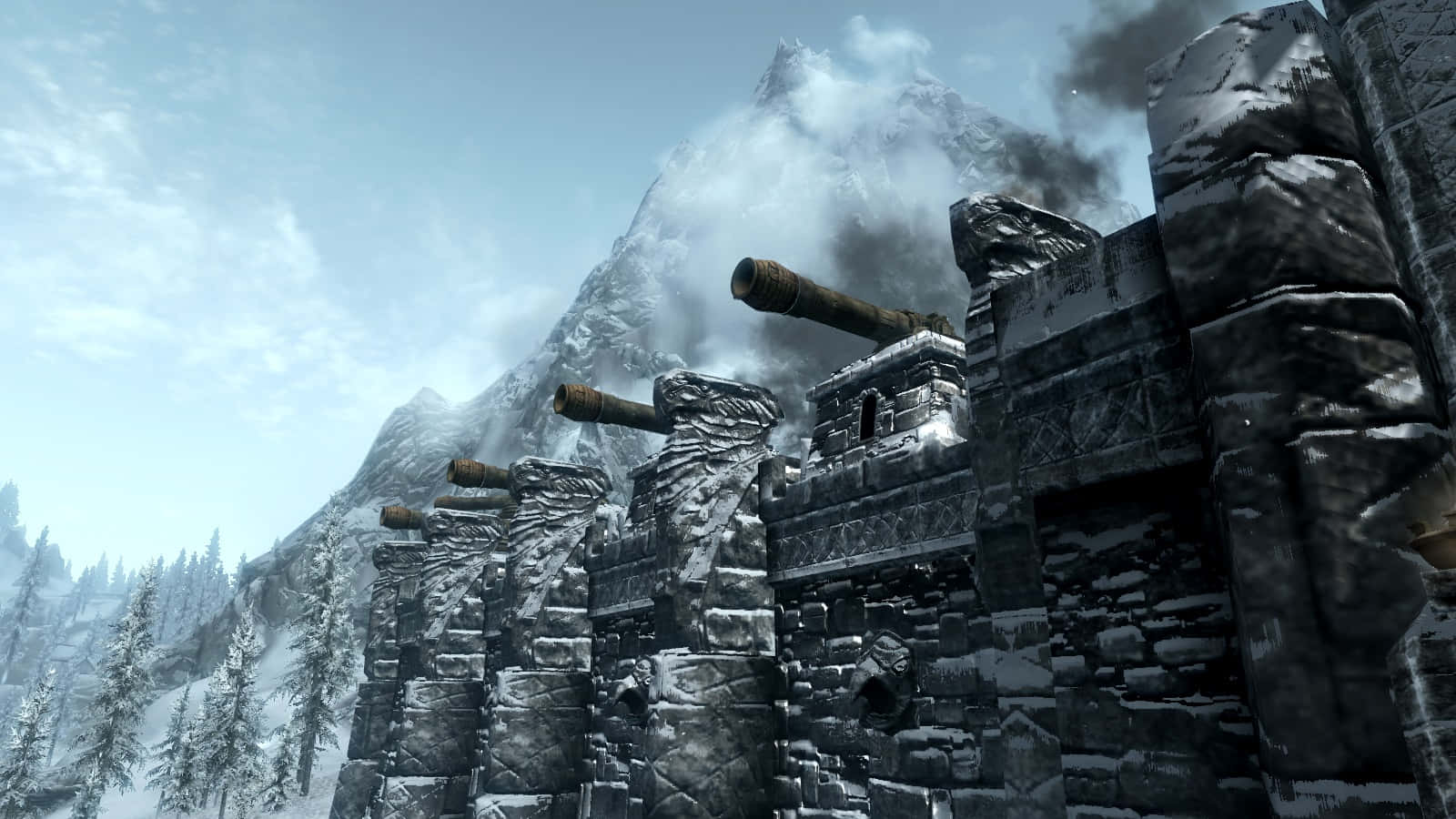 Skyrim Windhelm 桌布 壁紙 — 古老石堡壘，大砲矗立在積雪的山峰上，天空多雲。