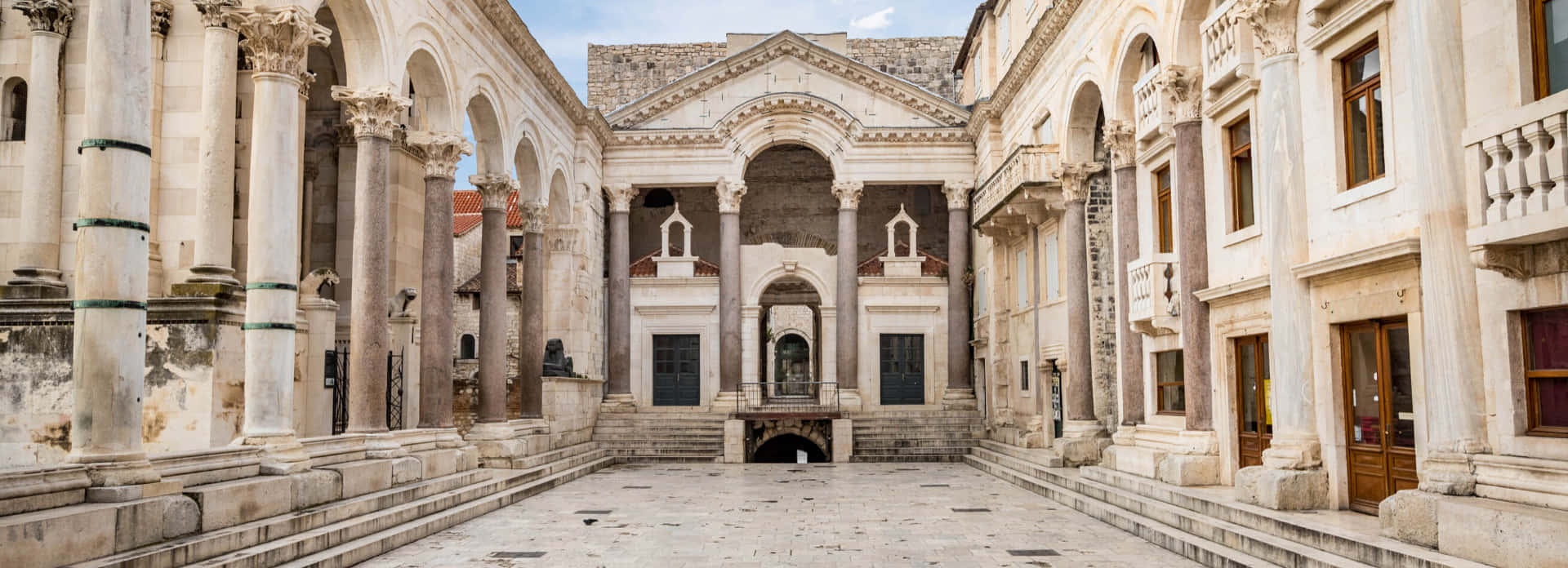 Croatia 桌布 壁紙 — 古老石庭院，宏偉柱子和拱門，藍天白雲。