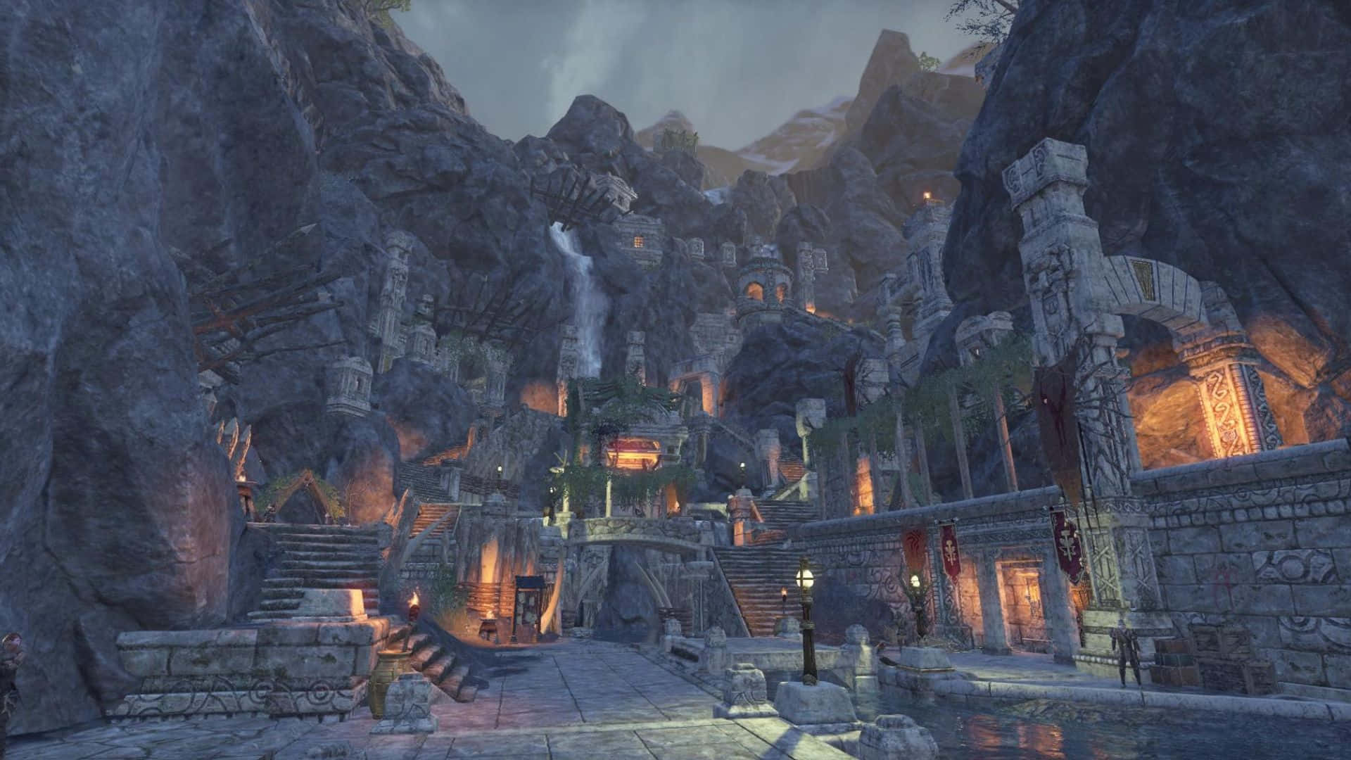 Skyrim Markarth 桌布 壁紙 — 古老石廟建築群坐落於煙霧繚繞的山崖中，伴隨著發光的燈籠和傾瀉而下的瀑布。