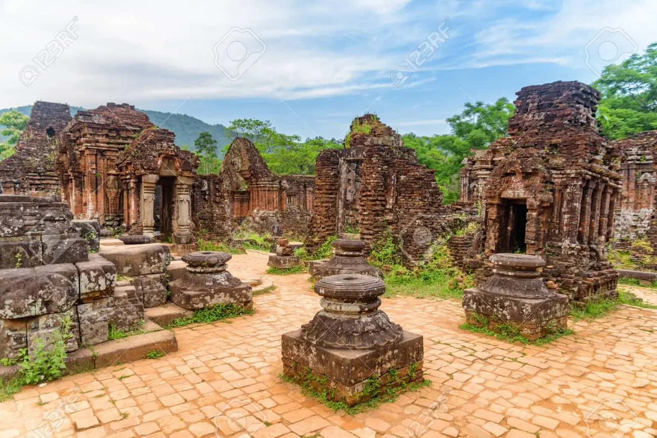 Attraction 桌布 壁紙 — 古老石廟遺跡，長滿青苔的柱子和赤陶瓦片，天空局部多雲。