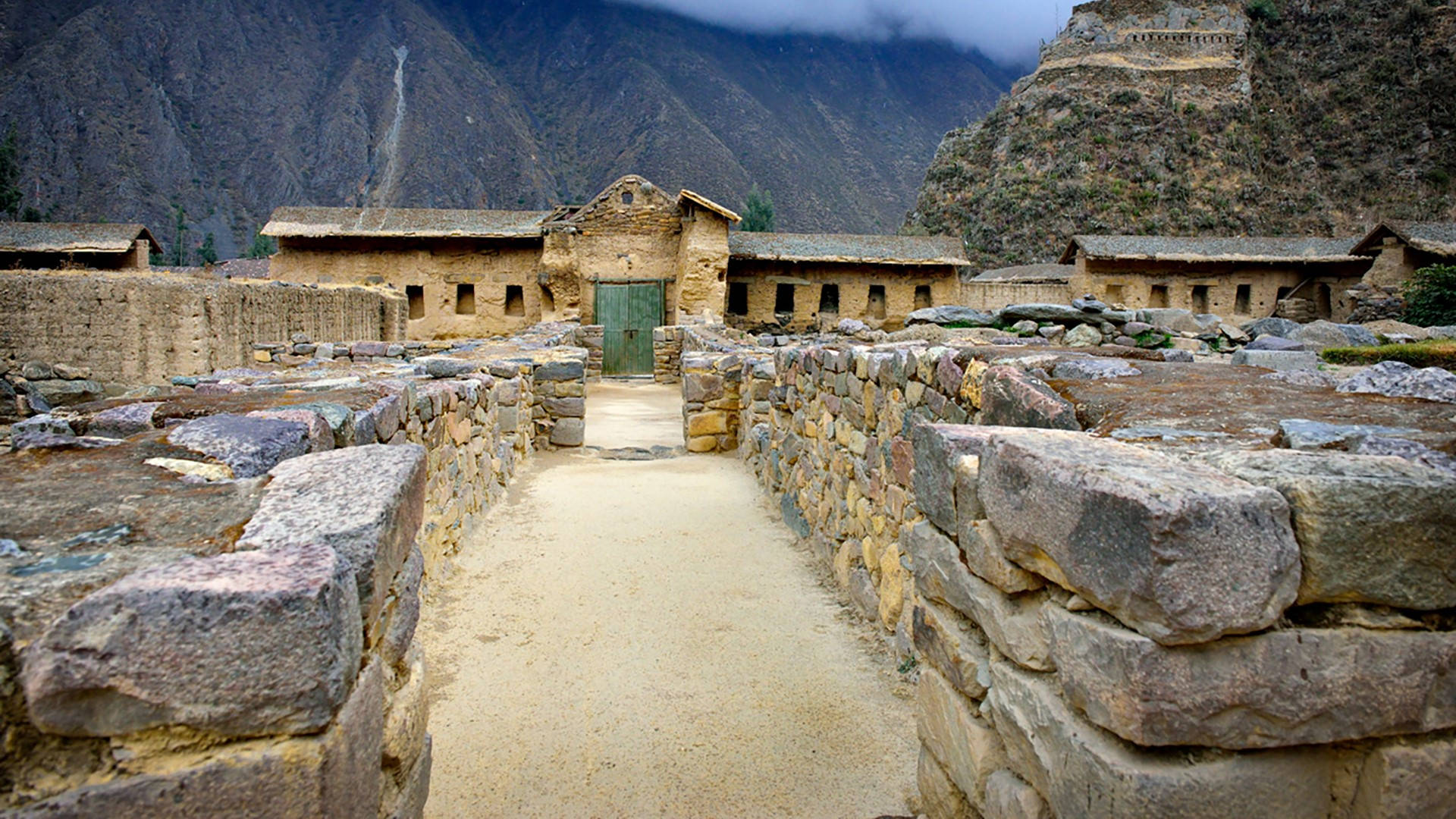Architecture 桌布 壁紙 — 古老石徑穿過簡樸的印加遺址，坐落在煙霧繚繞的山谷中。