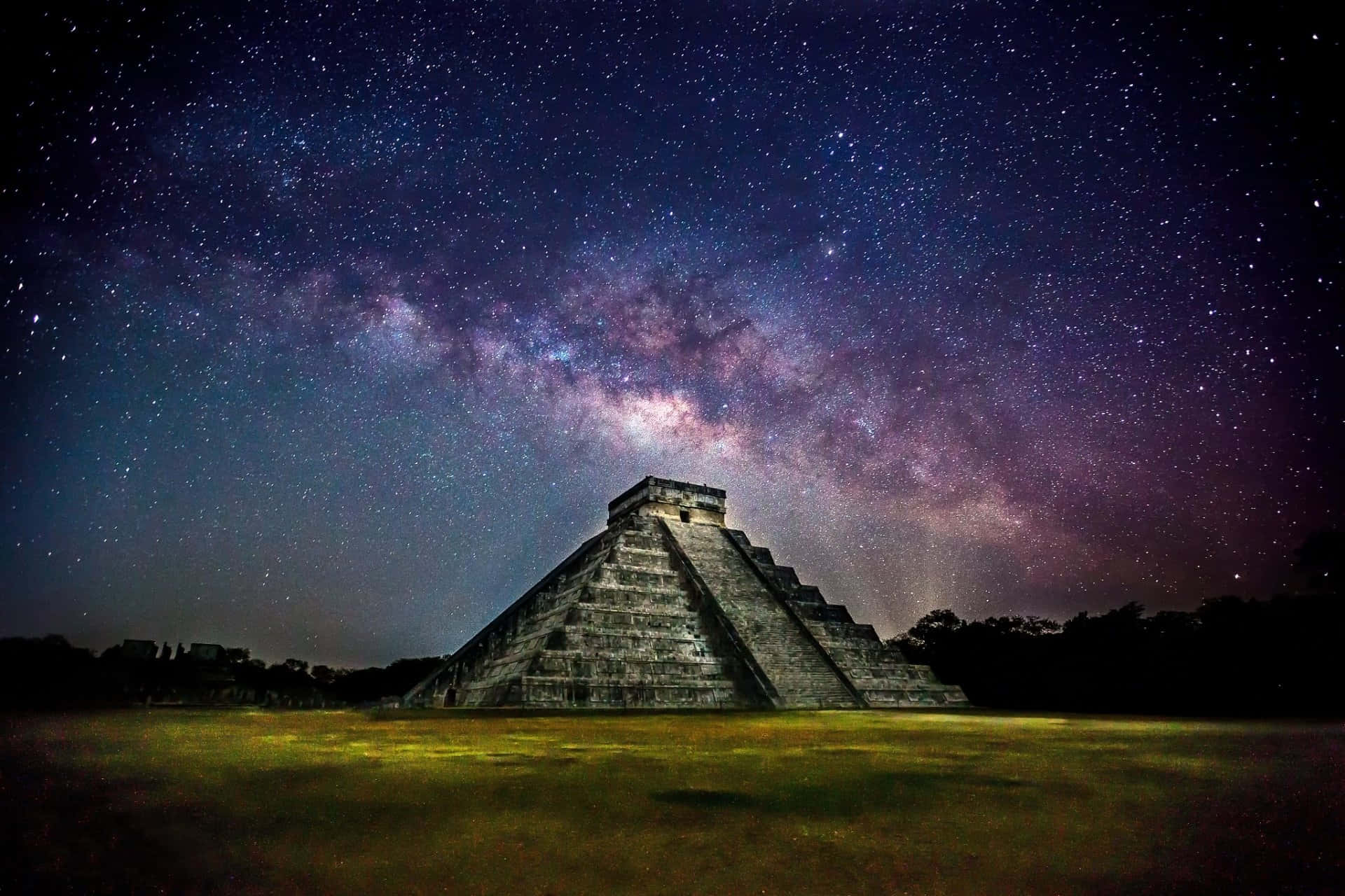 廟宇 桌布 壁紙 — 古老石金字塔在燦爛星空下呈現剪影，銀河在上方閃耀。