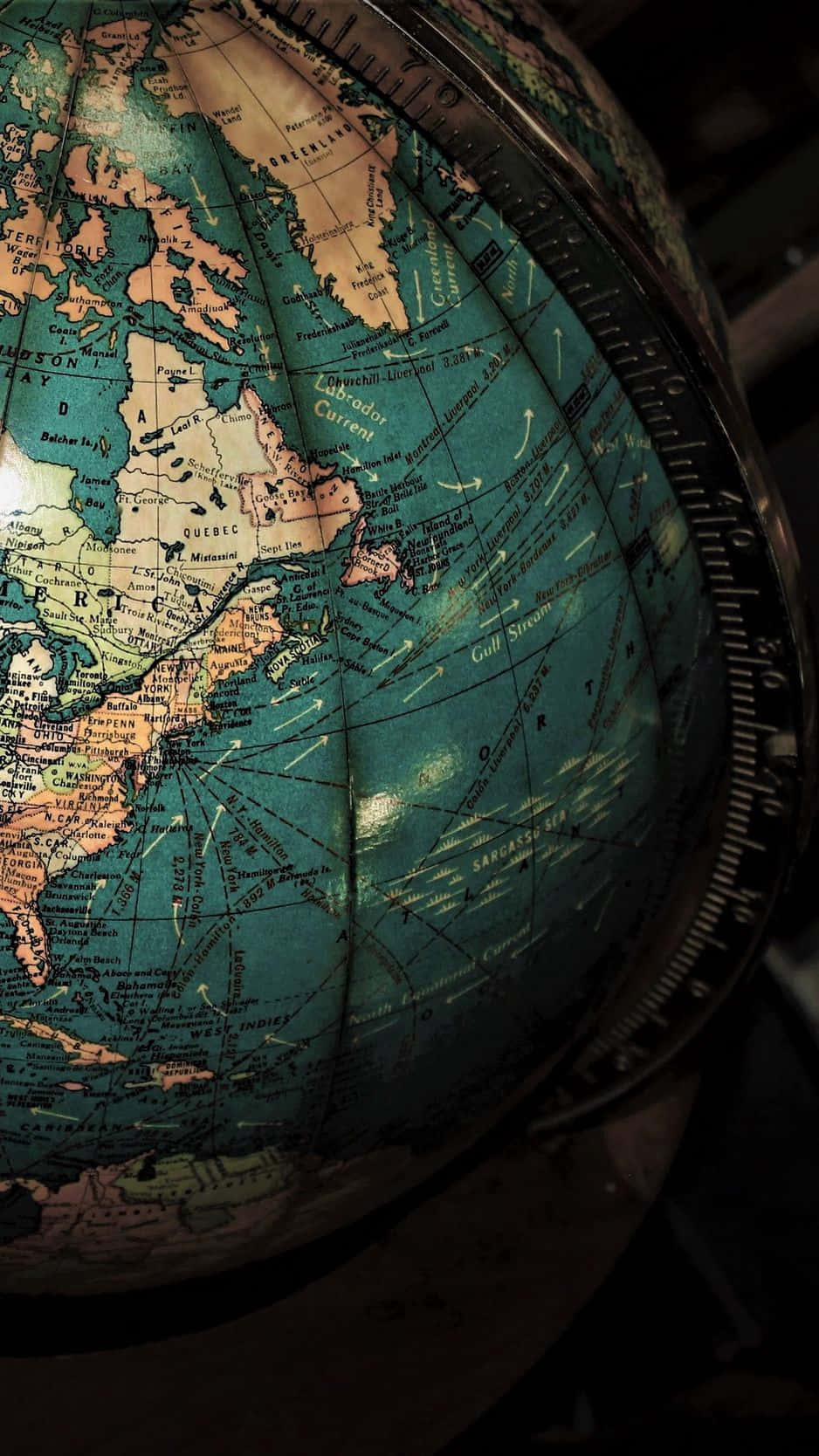 World Map Aesthetic 桌布 壁紙 — 古董地球儀特寫，突出北美洲，在柔和光線下呈現藍綠色海洋和溫暖陸地色調。
