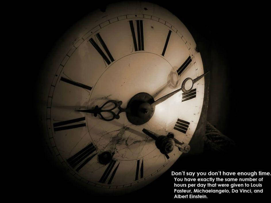 Inspirational Quotes 桌布 壁紙 — 古董時鐘錶面特寫，玻璃破裂，指針折斷，在黑暗中發光。